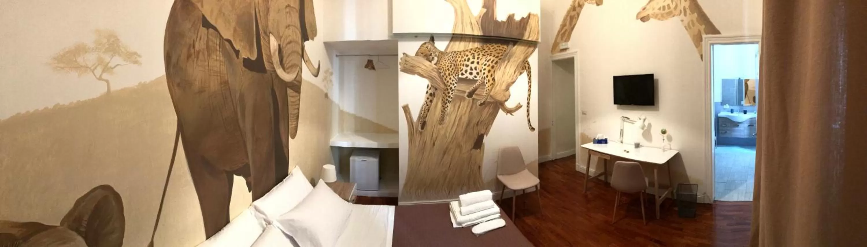 Photo of the whole room, Bed in Giro nel mondo