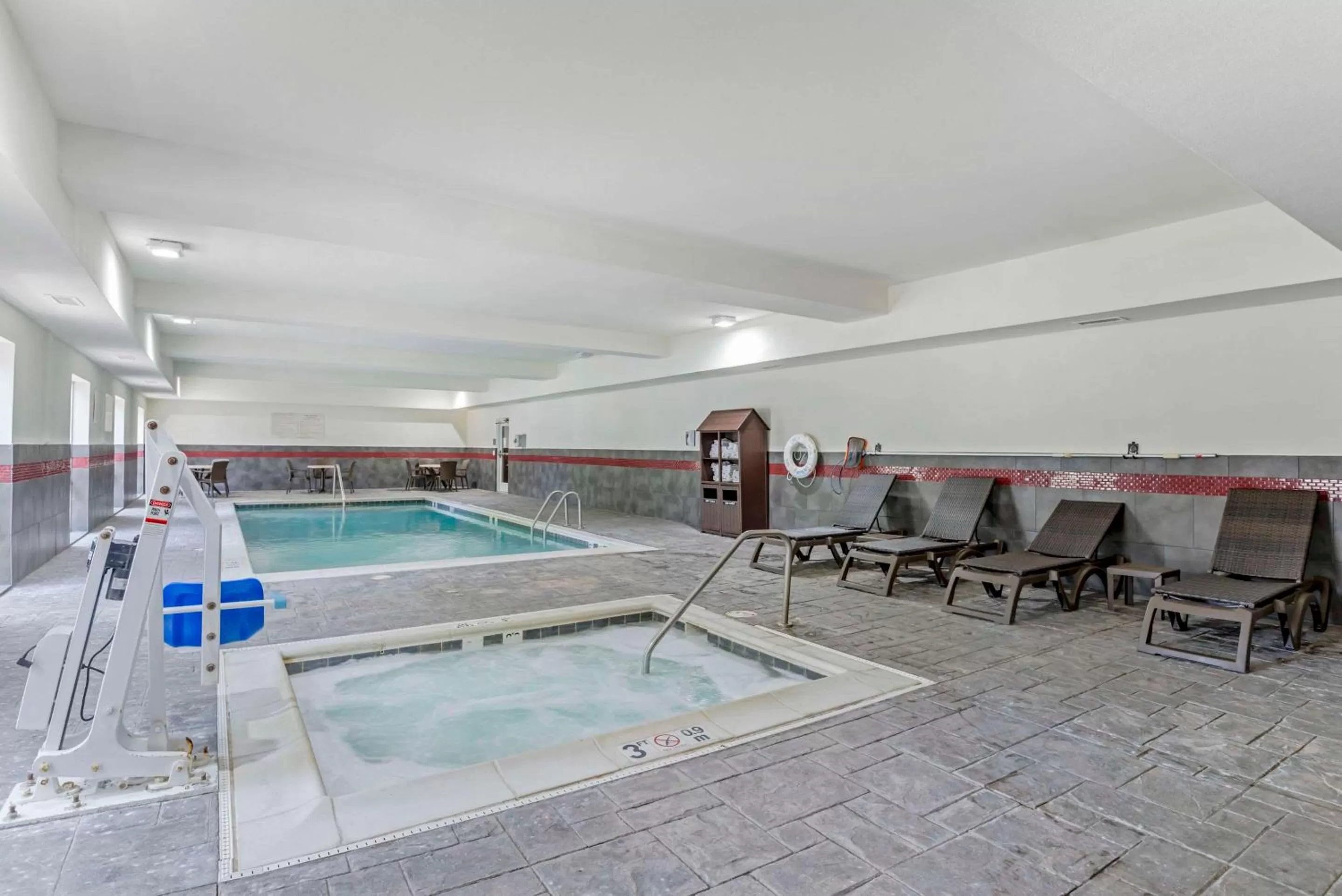Swimming pool in Comfort Suites At Virginia Center Commons