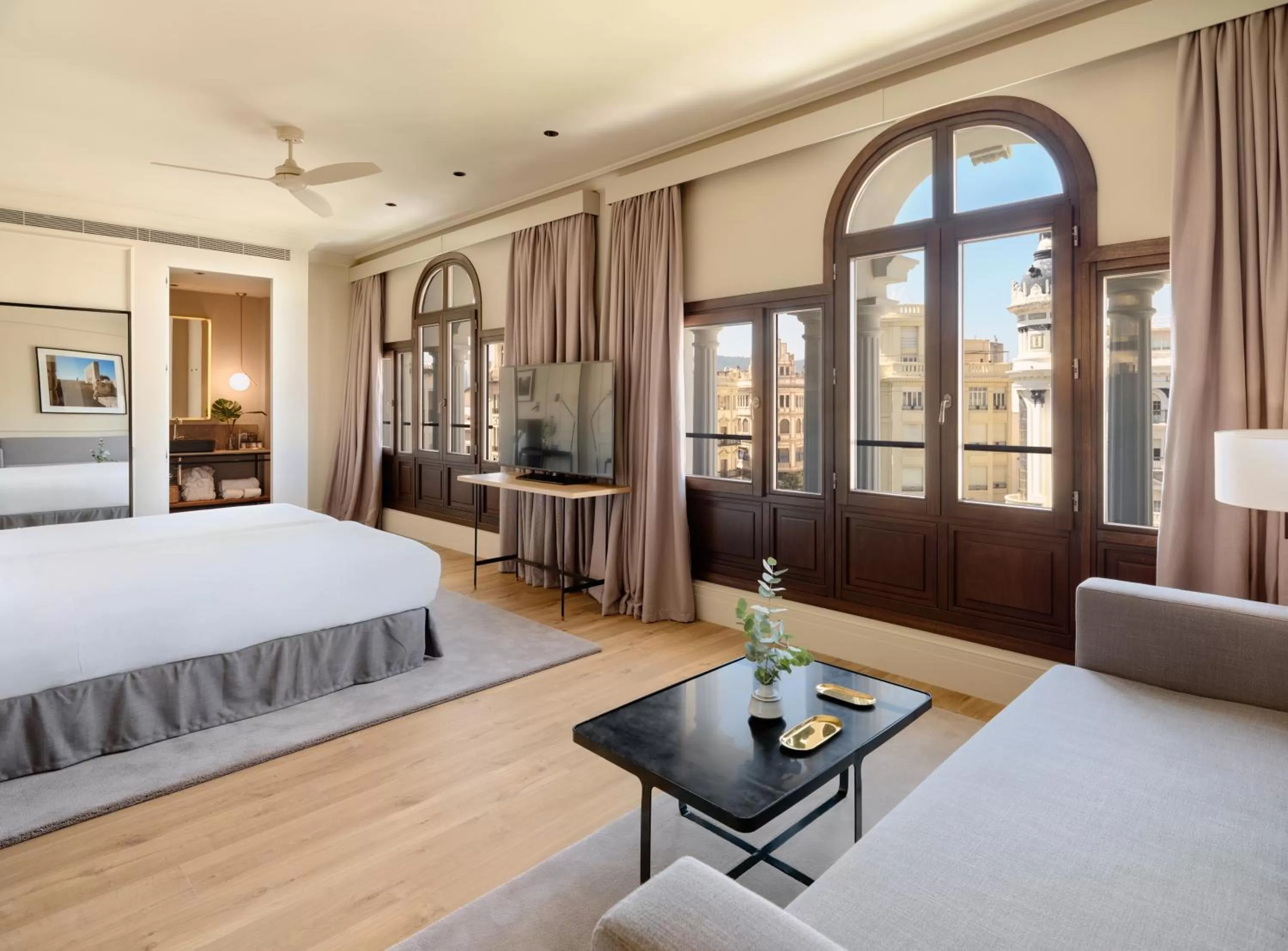 Photo of the whole room, Bed in H10 Palacio Colomera