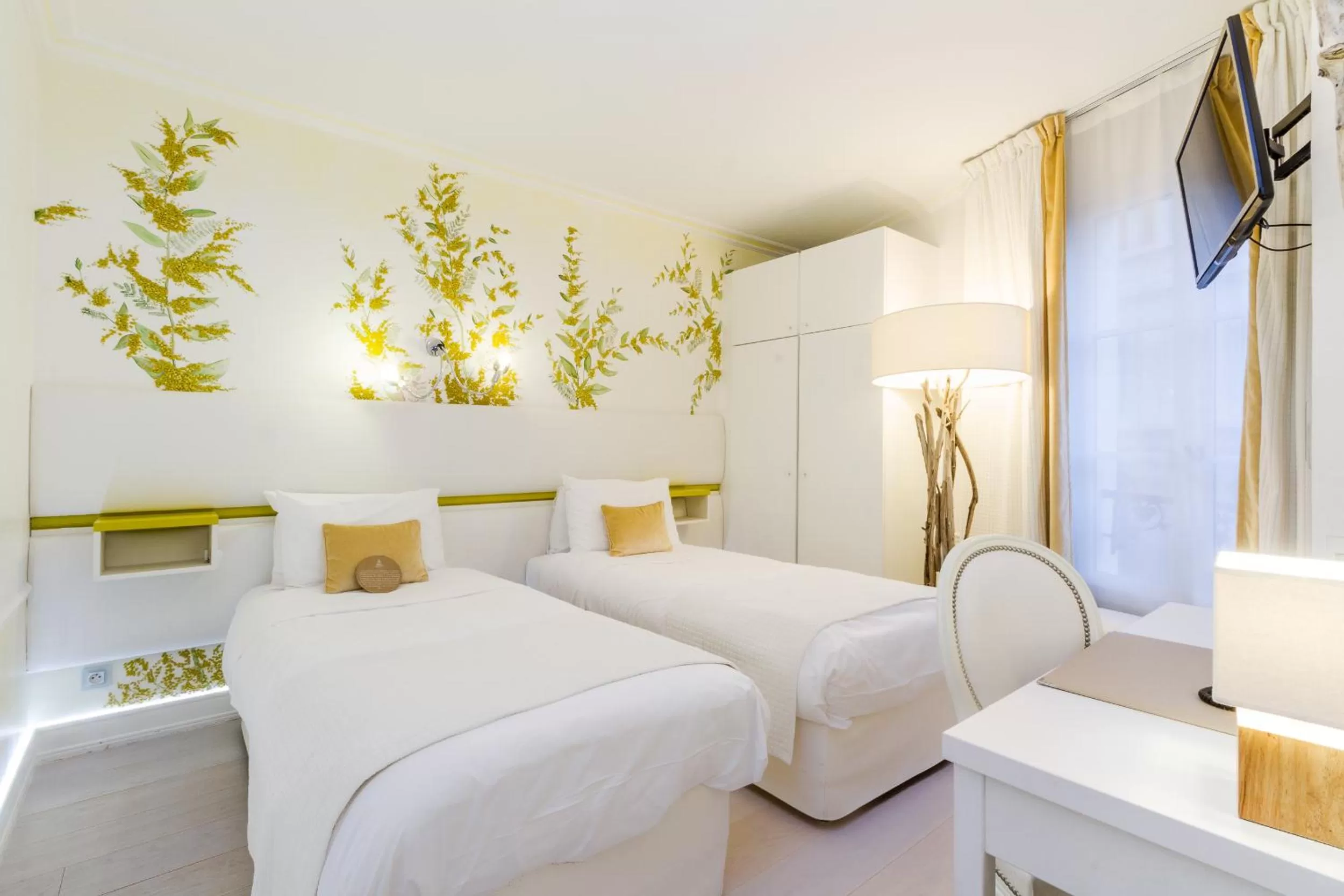 Bed in Eiffel Trocadéro