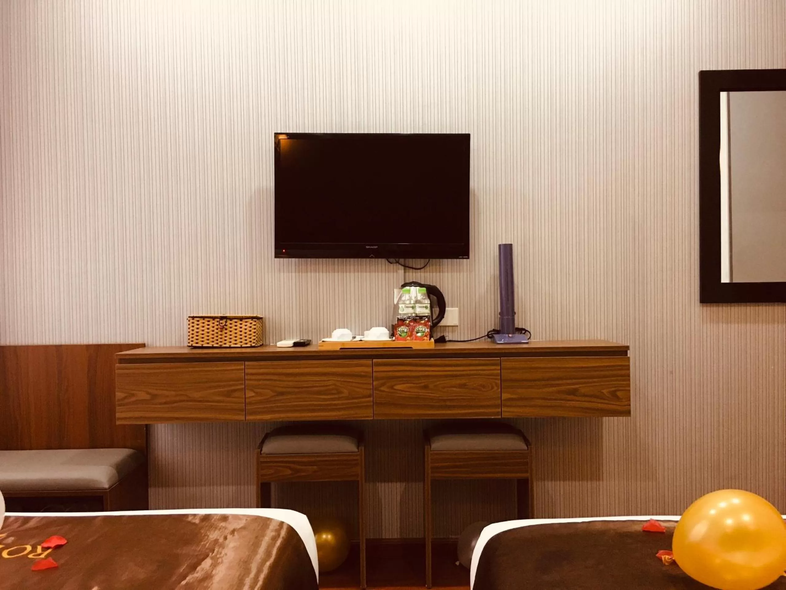 Bedroom, TV/Entertainment Center in Royal Hotel