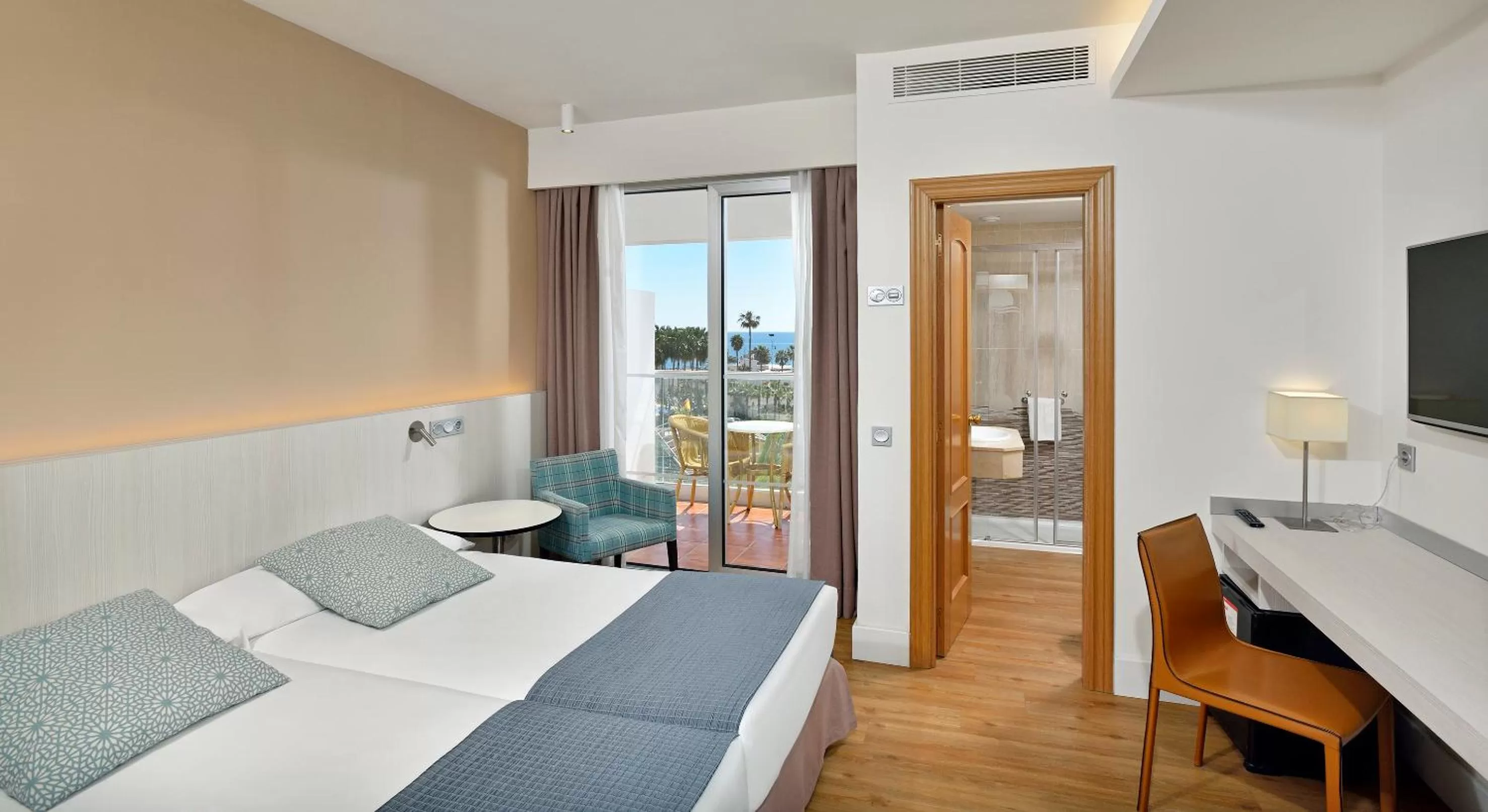 Xtra Room with Pool Access in Sol Torremolinos - Don Pedro