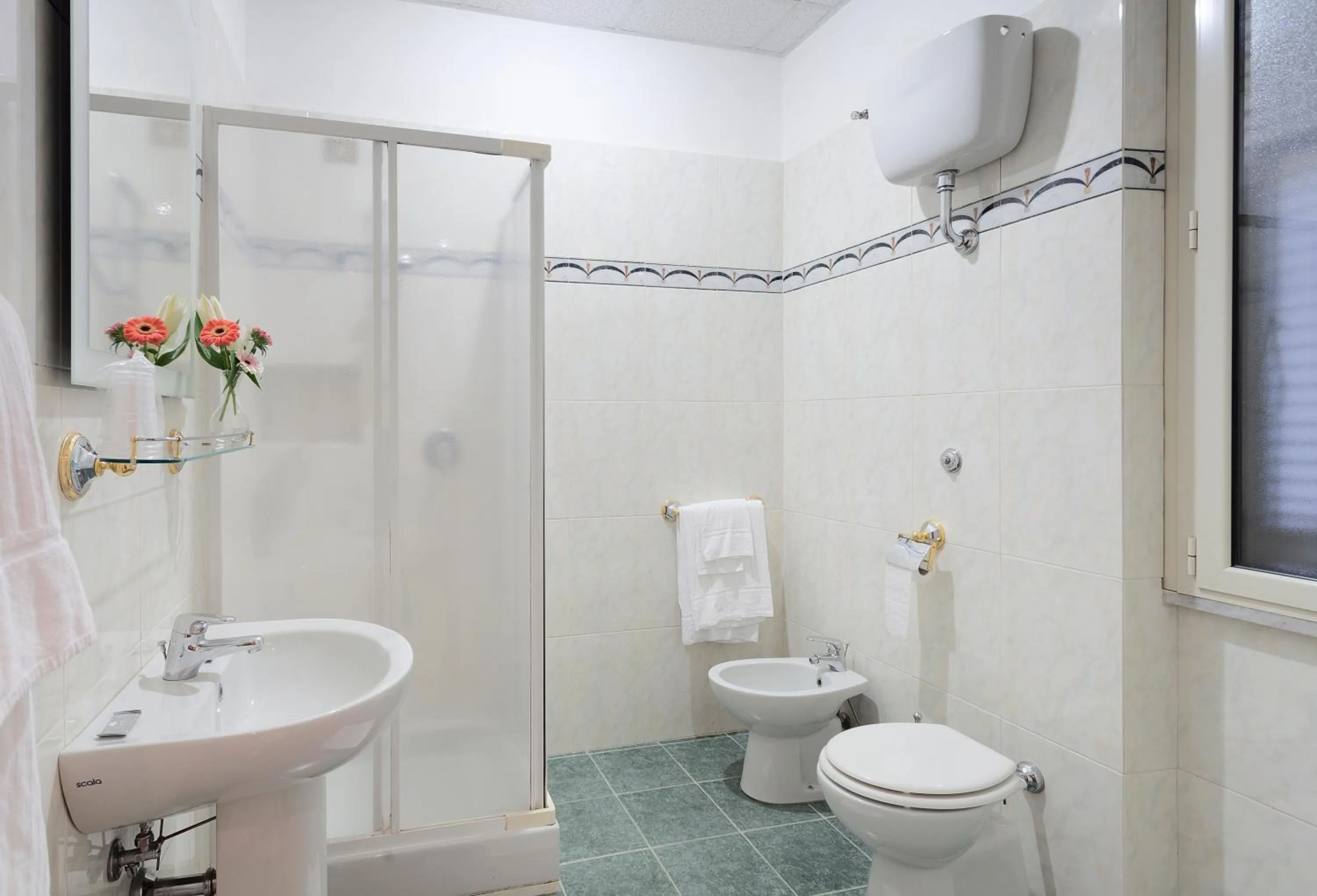 Shower in Hotel Oriente