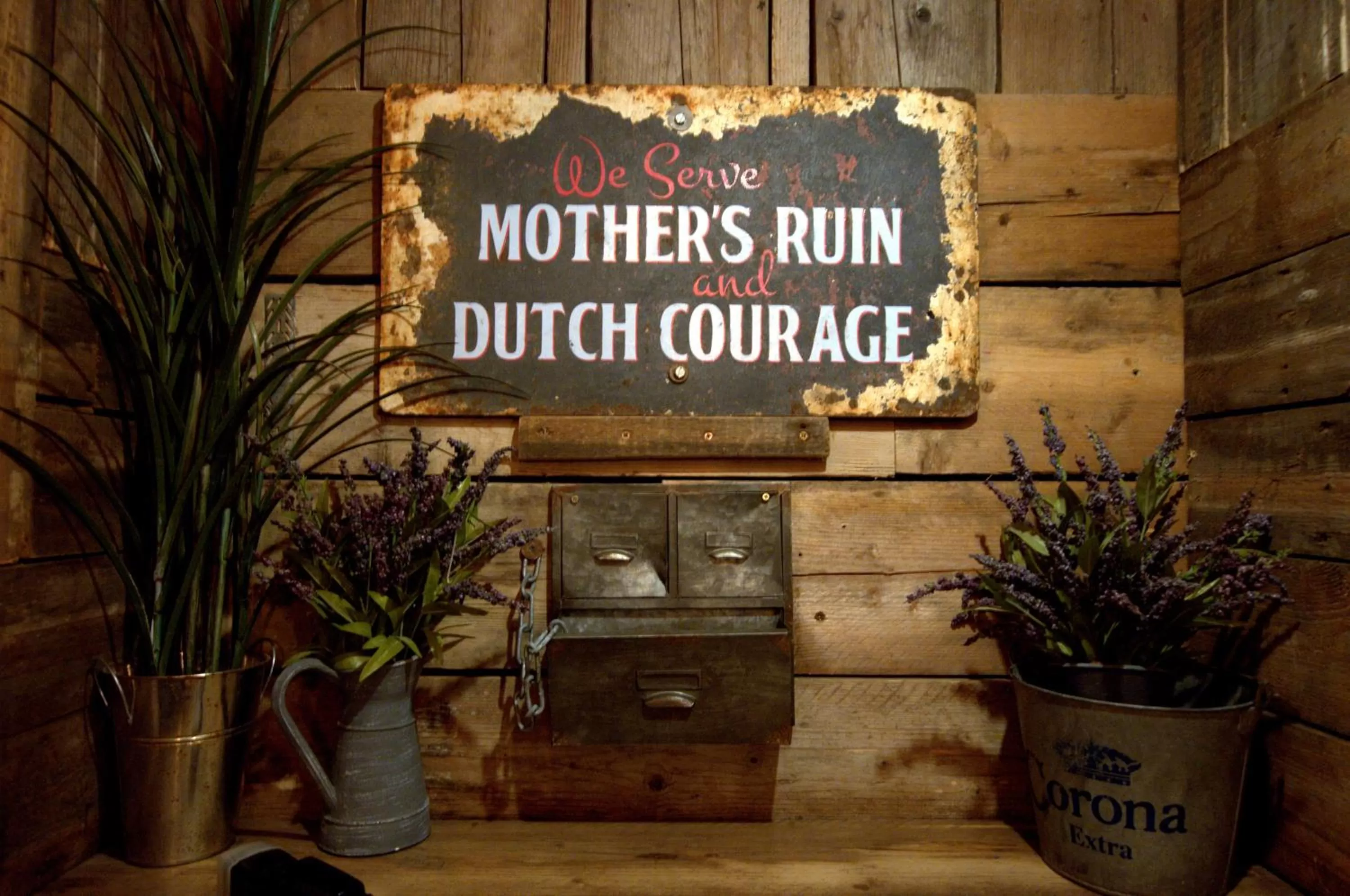 Property Logo/Sign in Leaside Hotel