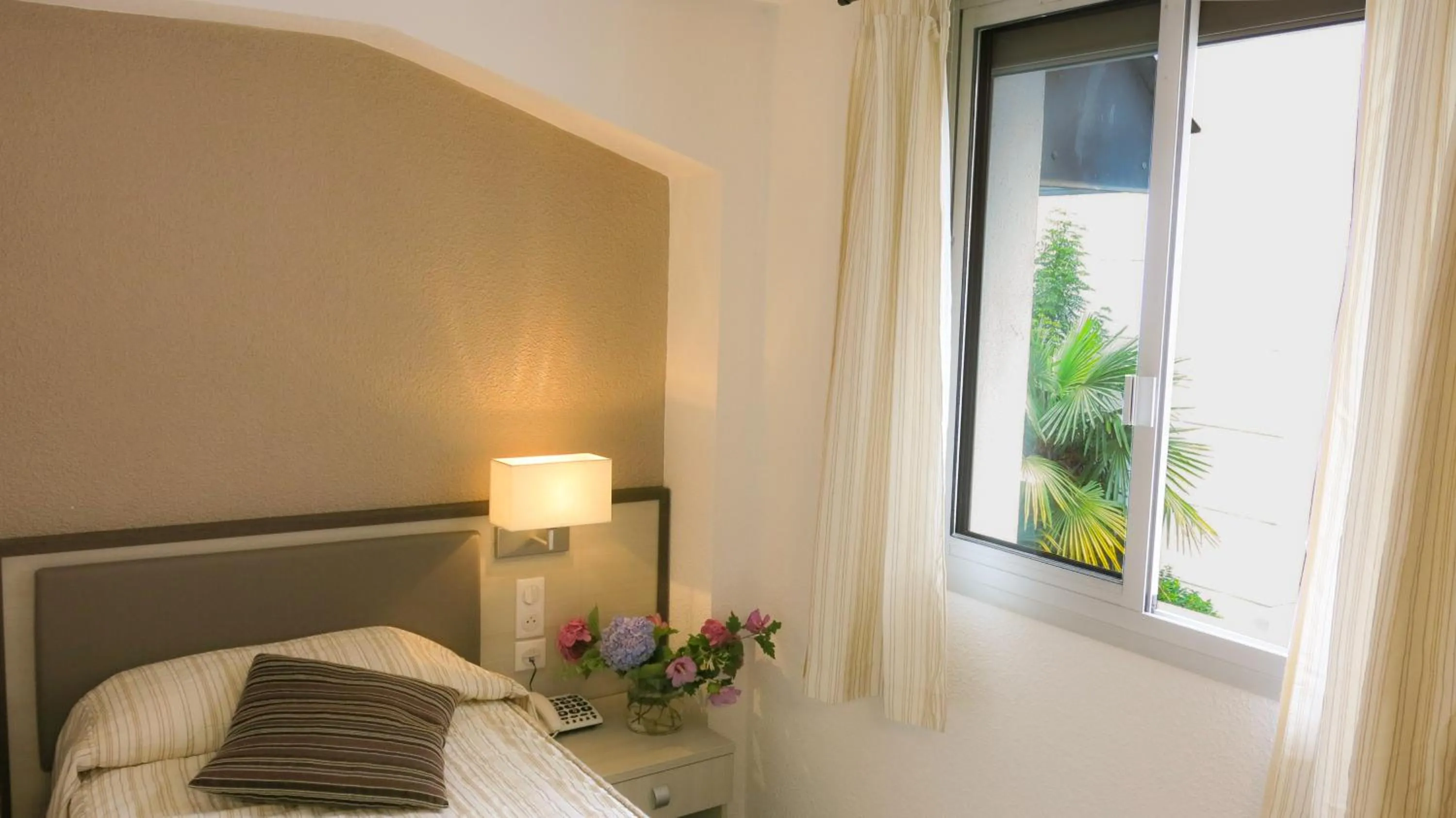 Bedroom, Bed in Hôtel La Source