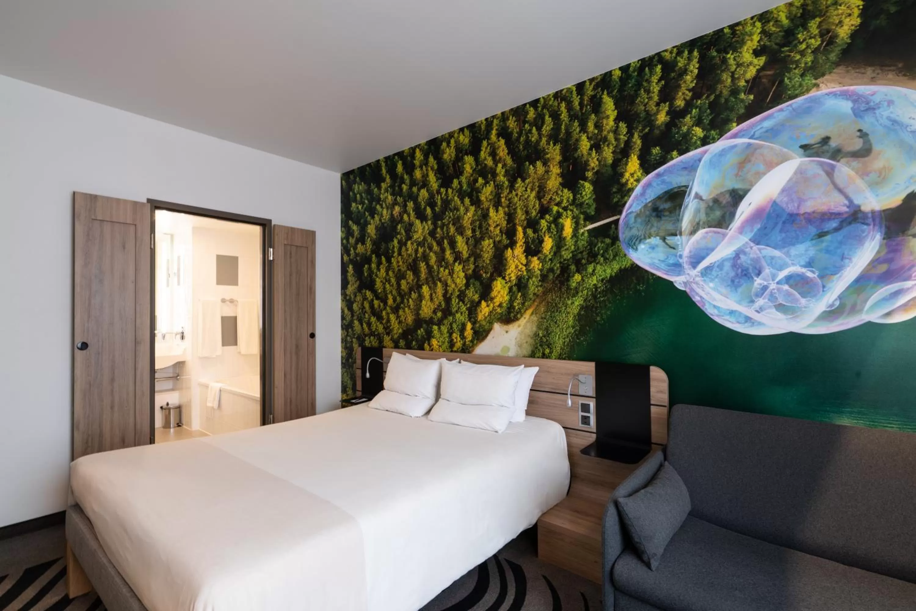 Property building, Bed in Novotel Vilnius Centre