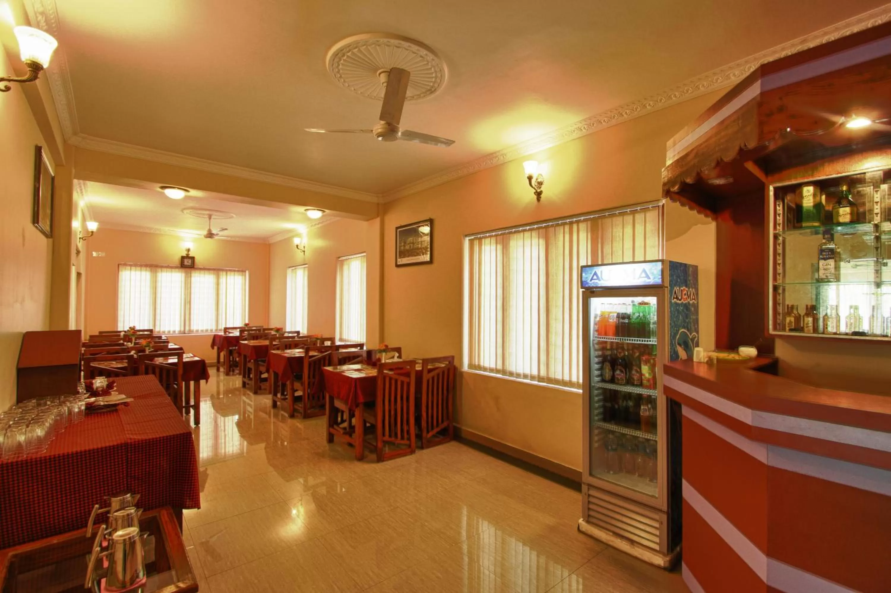 Restaurant/places to eat in Hotel Crystal Palace