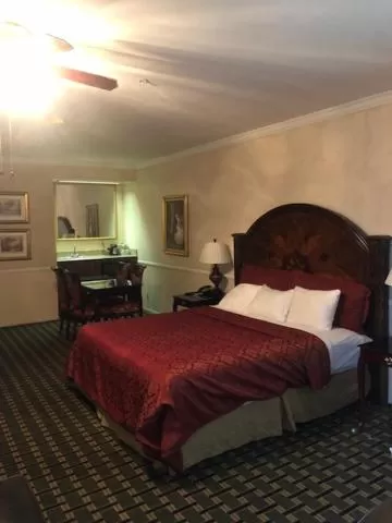 Bed in Folk Inn Ontario Airport