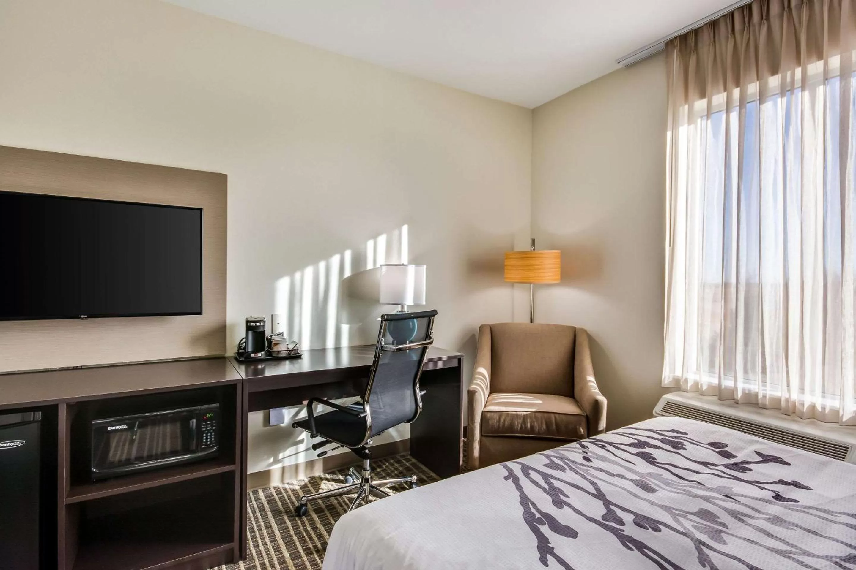 Photo of the whole room, Bed in Sleep Inn & Suites Yukon Oklahoma City