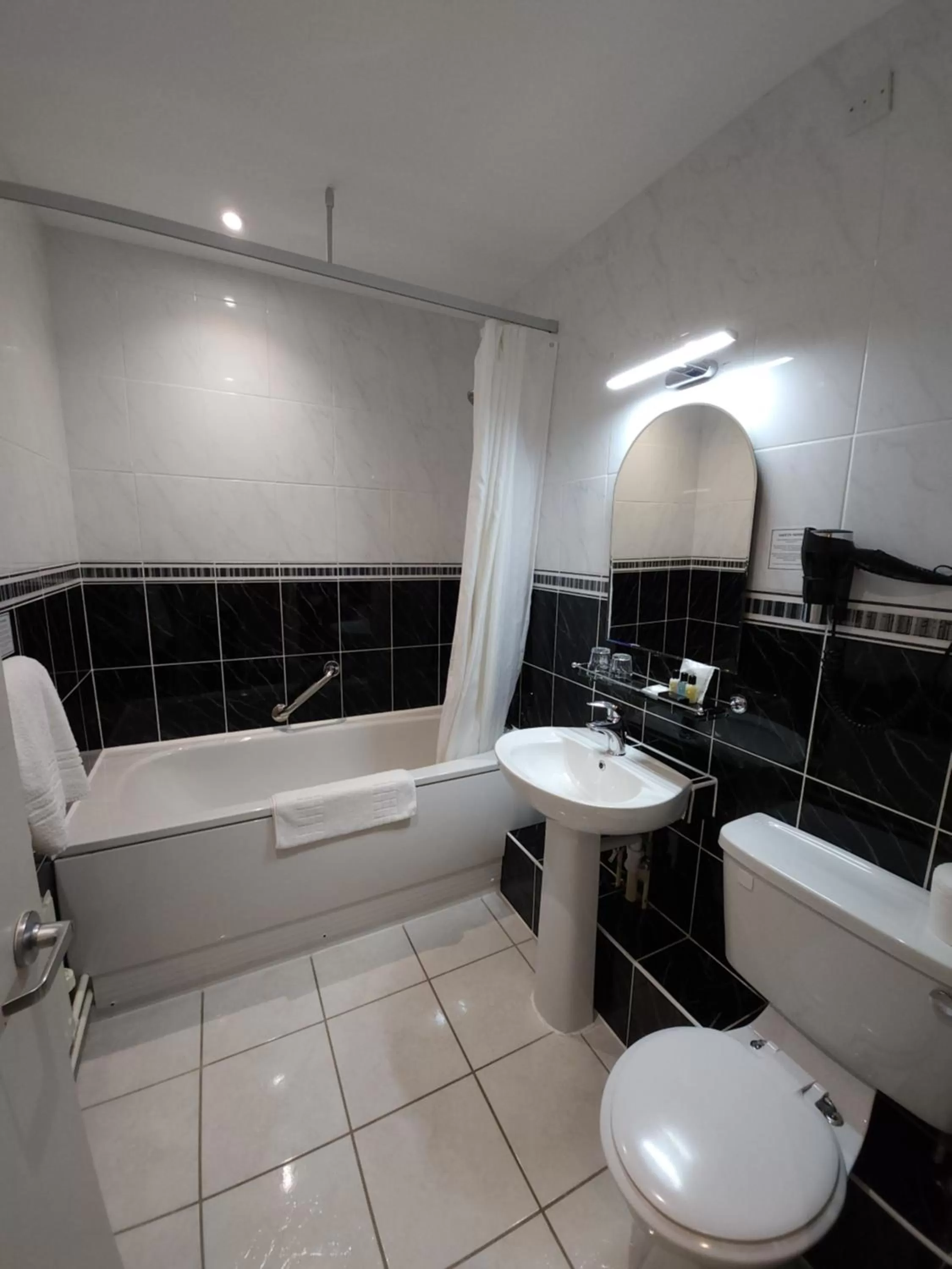 Bathroom in Stanton House Hotel
