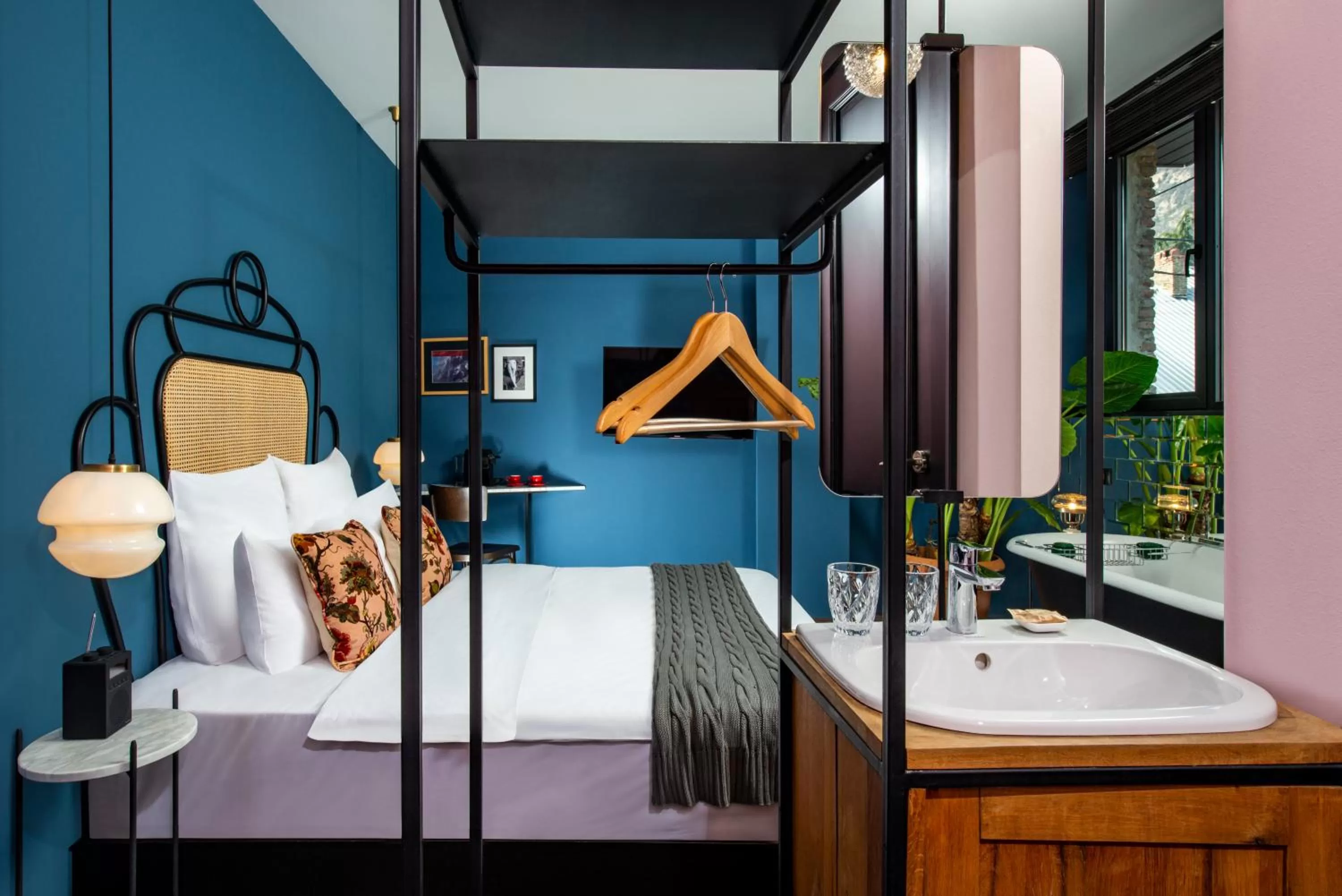 Bathroom, Bed in Communal Hotel Sololaki