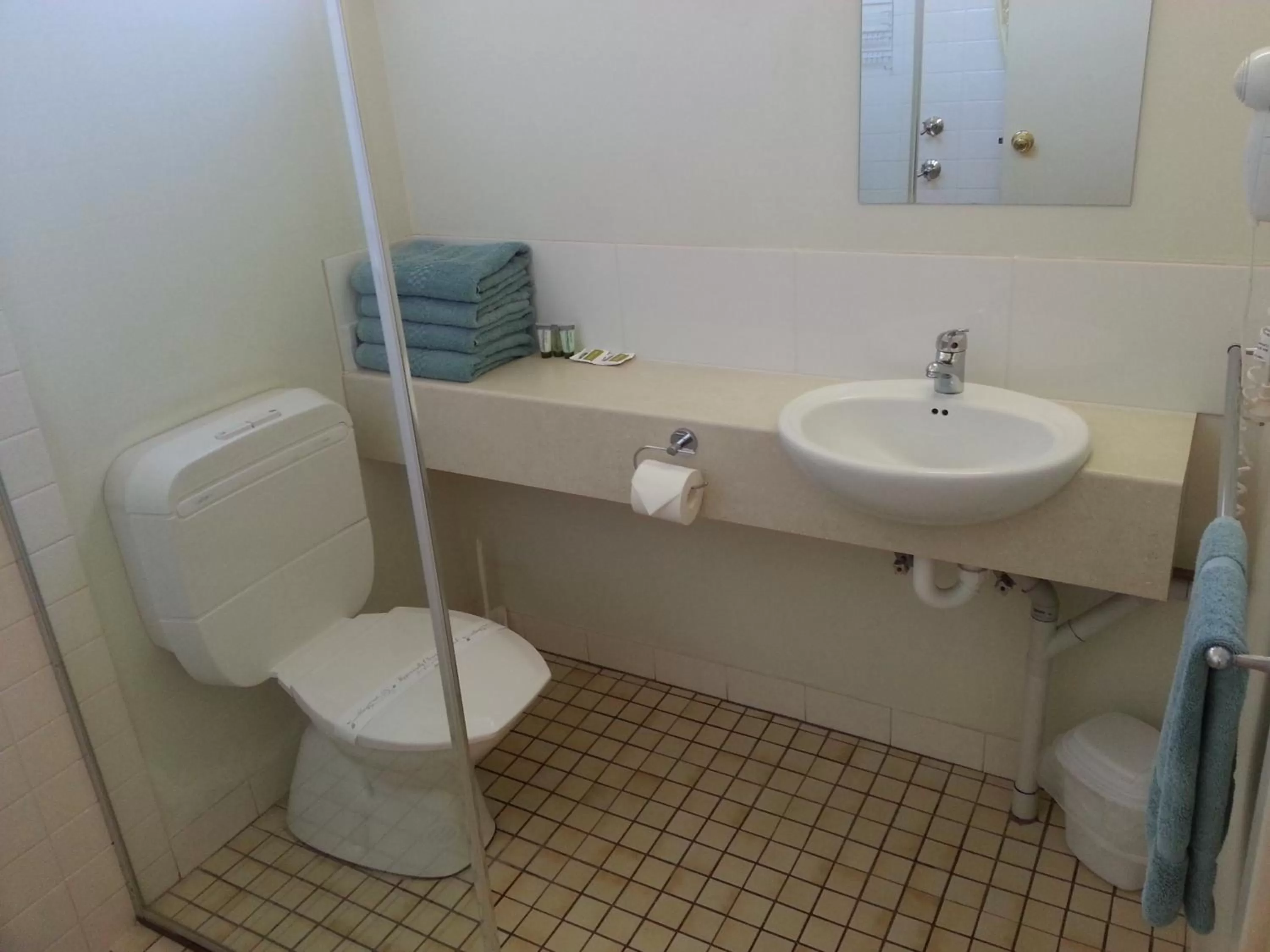 Shower in Sonbern Lodge Motel