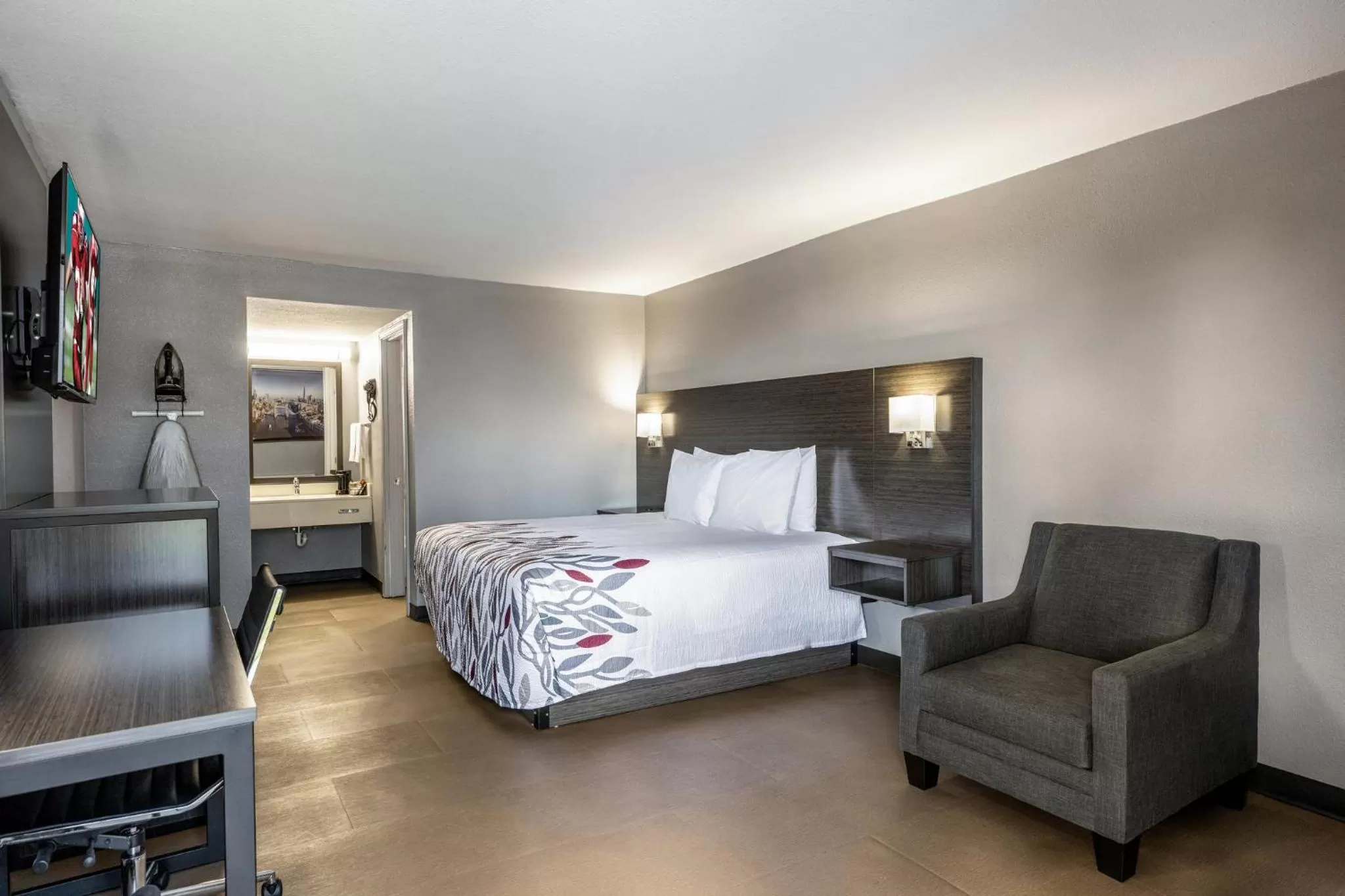 Photo of the whole room, Bed in Red Roof Inn Alexandria, LA