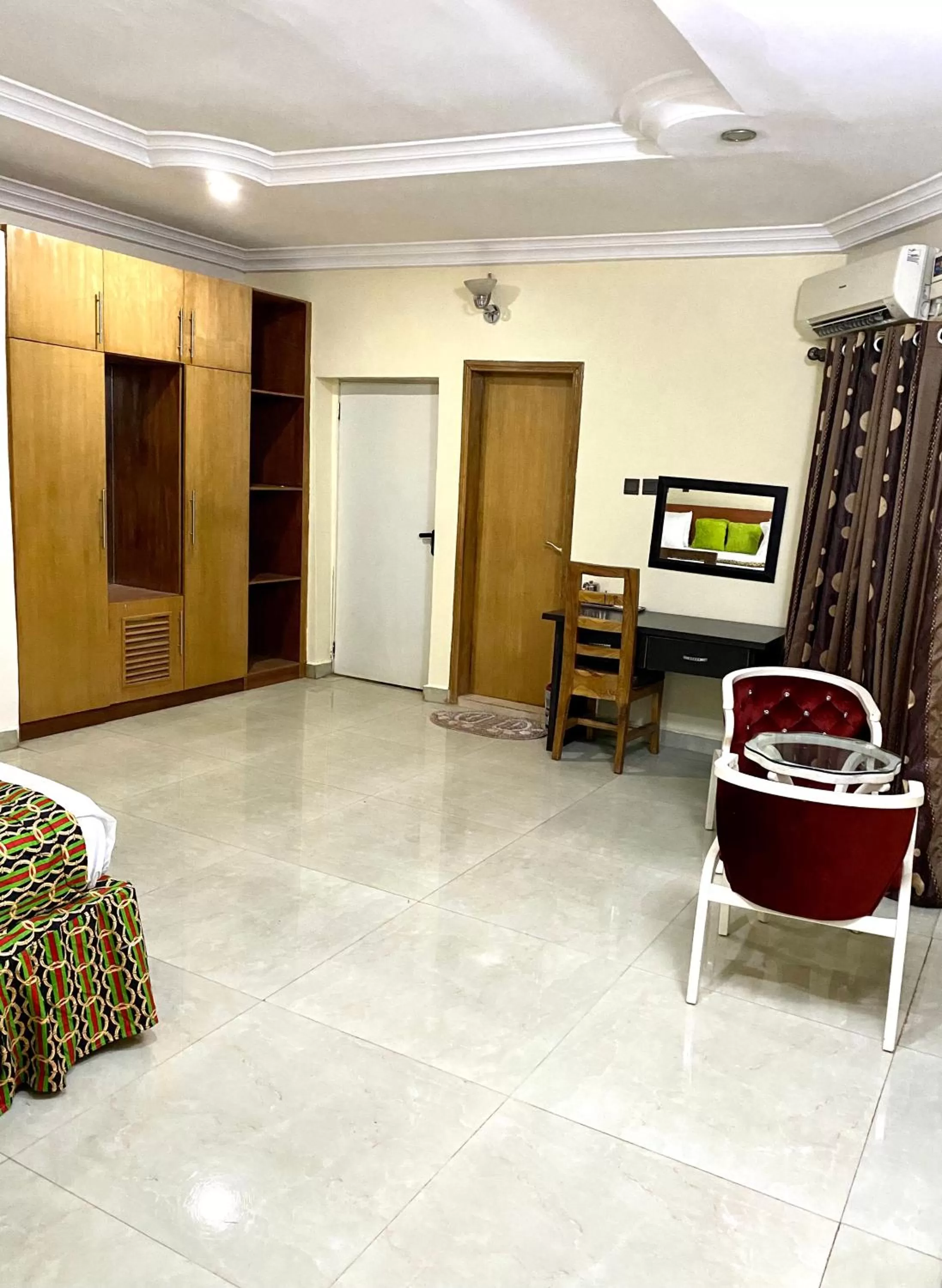 Nue-Crest Hotels & Suites