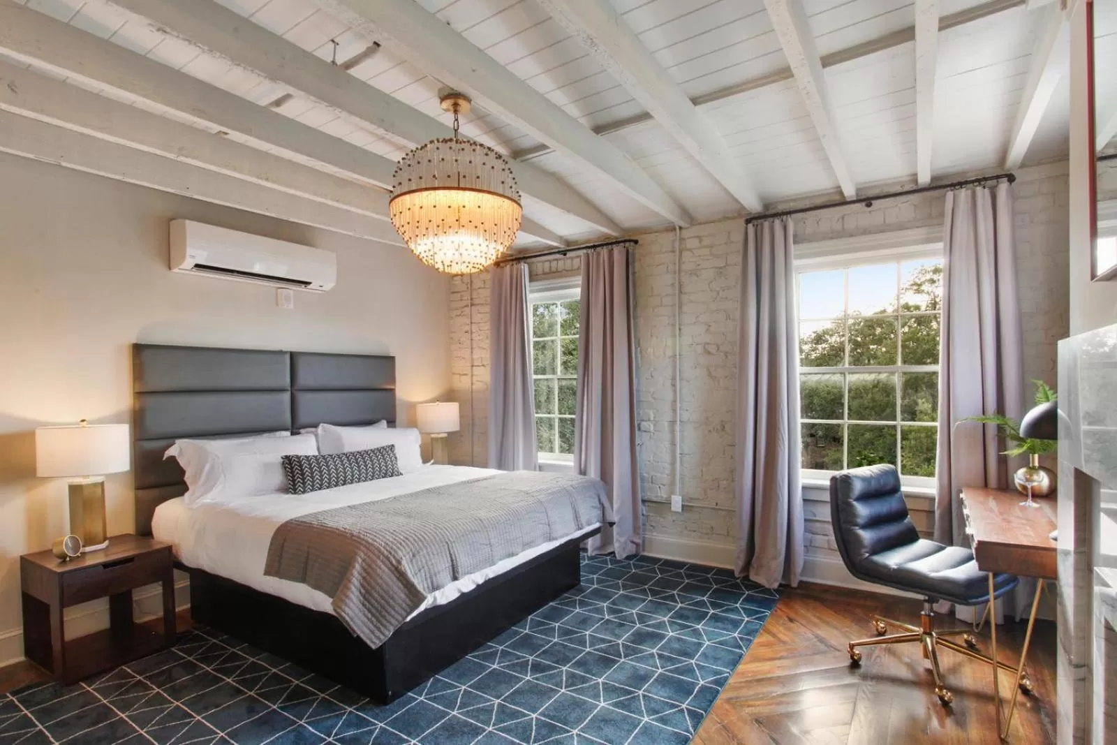 Bed in The Present Hotel