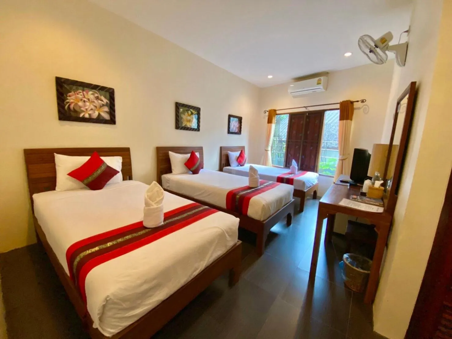 Photo of the whole room, Bed in Home Inn Pai Garden
