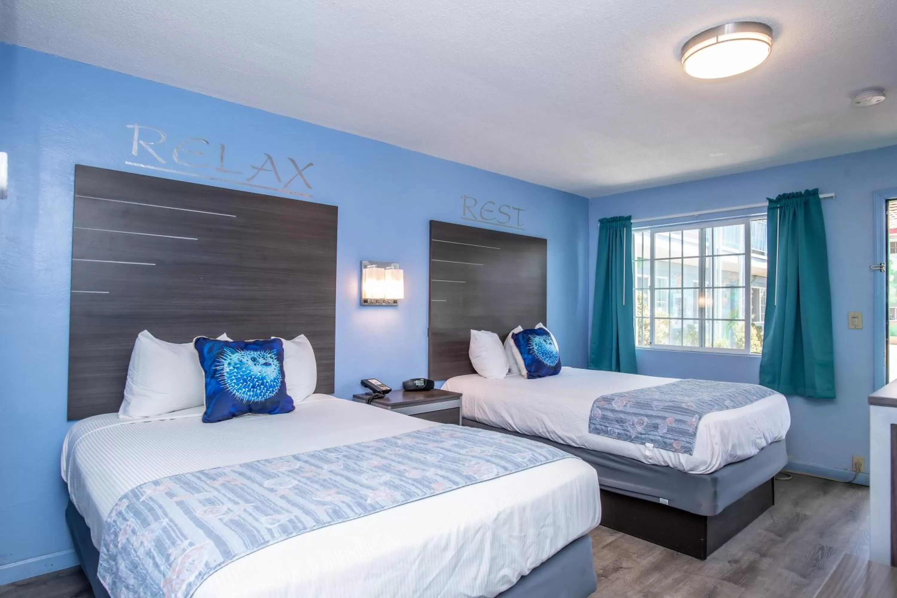 Bed in Aqua Breeze Inn