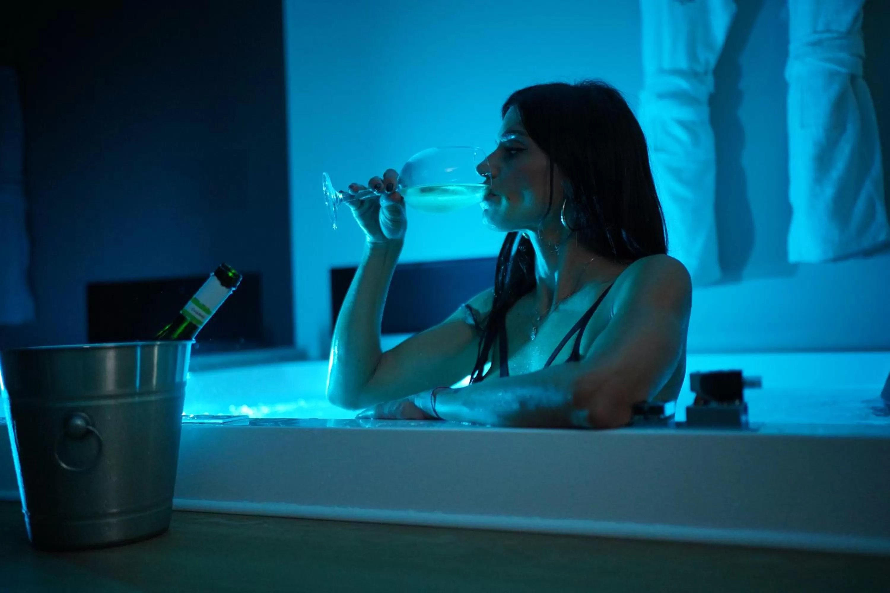 Hot Tub in ZOE LUXURY SUITES