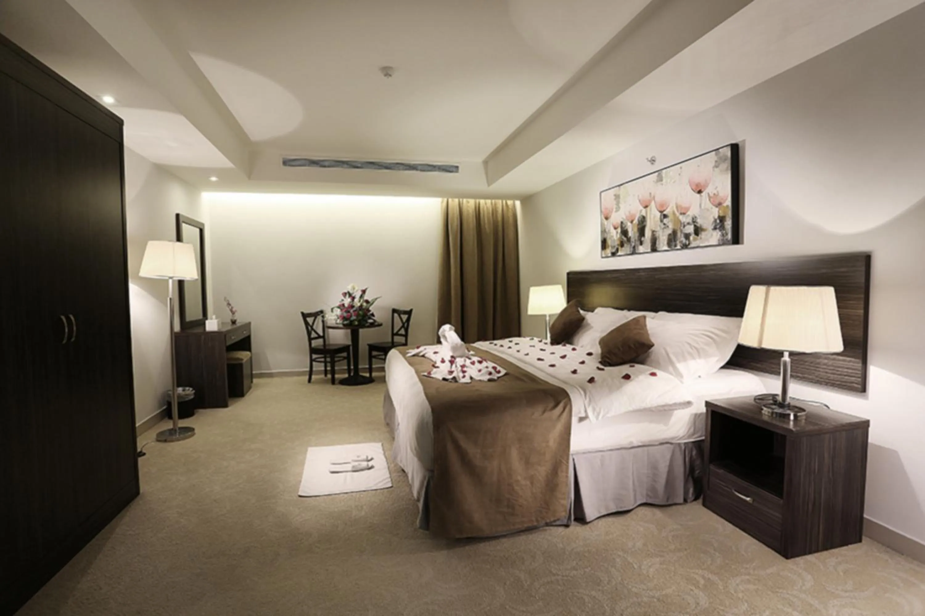 Photo of the whole room, Bed in Hayat Watheer for serviced Apartment