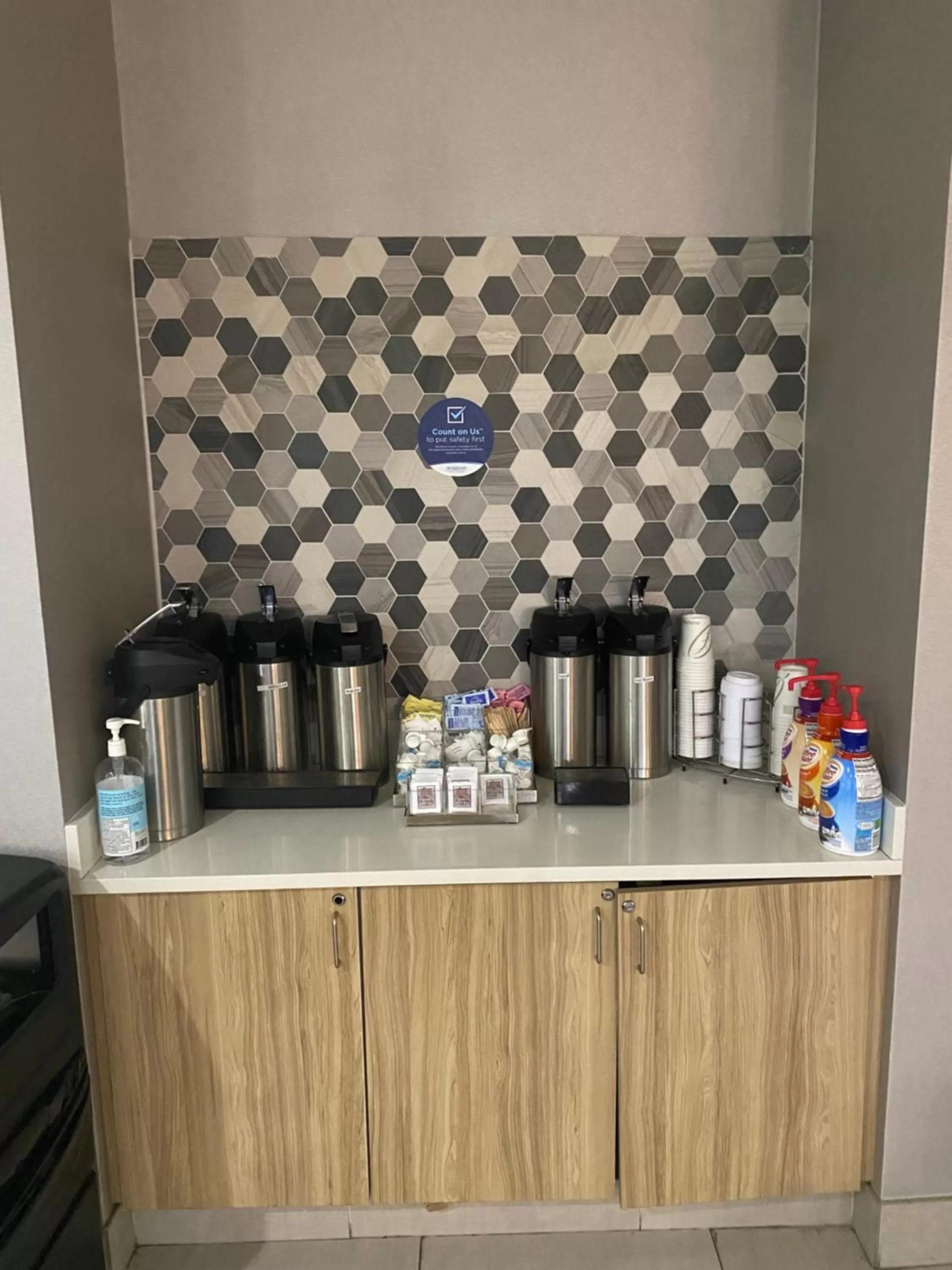 Buffet breakfast in La Quinta Inn & Suites by Wyndham Lake City