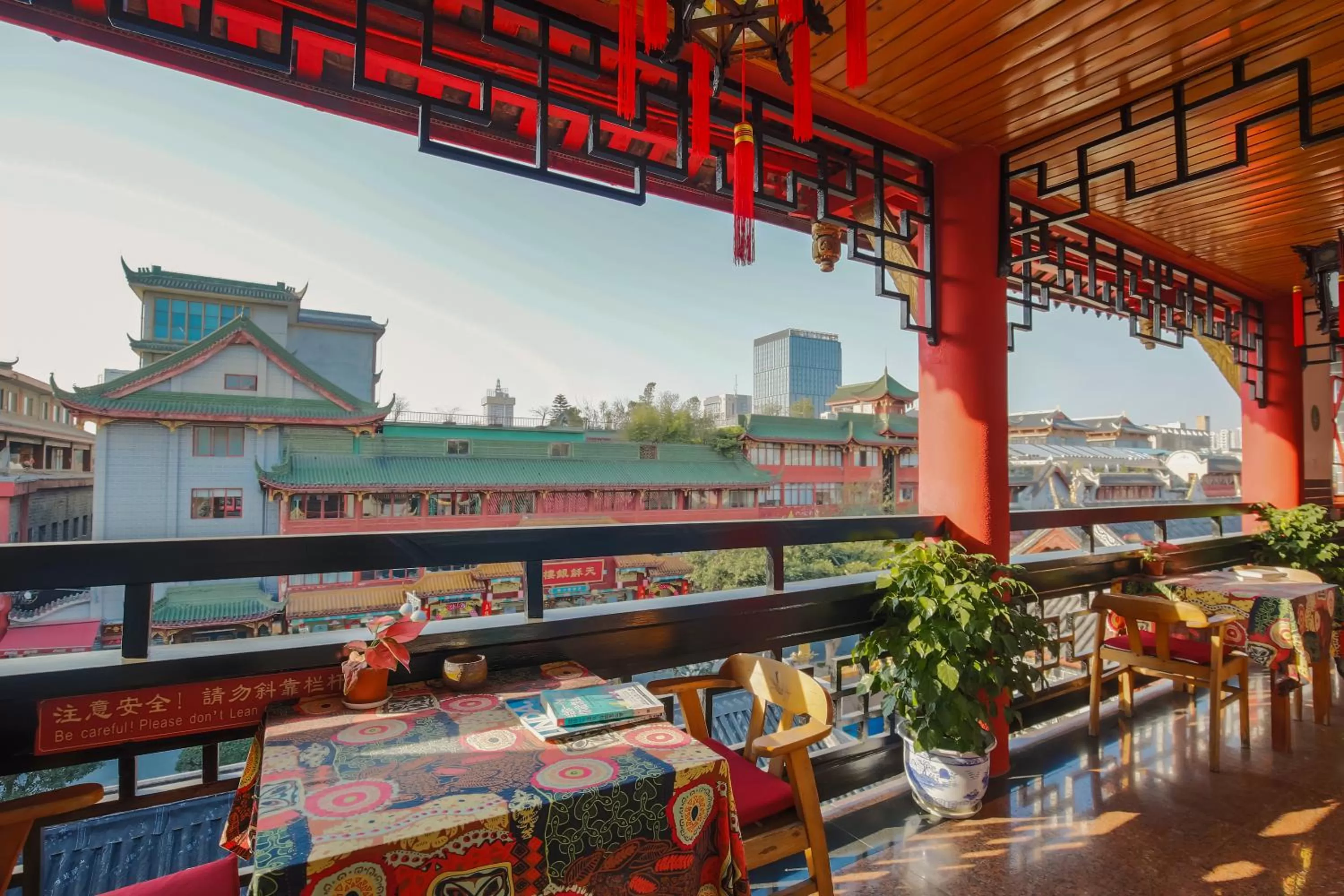 Balcony/Terrace in Wenjun Courtyard Hotel---3mins walk from Tonghuimen metro station ,next to People`s Park, fluent English service ,travel agency