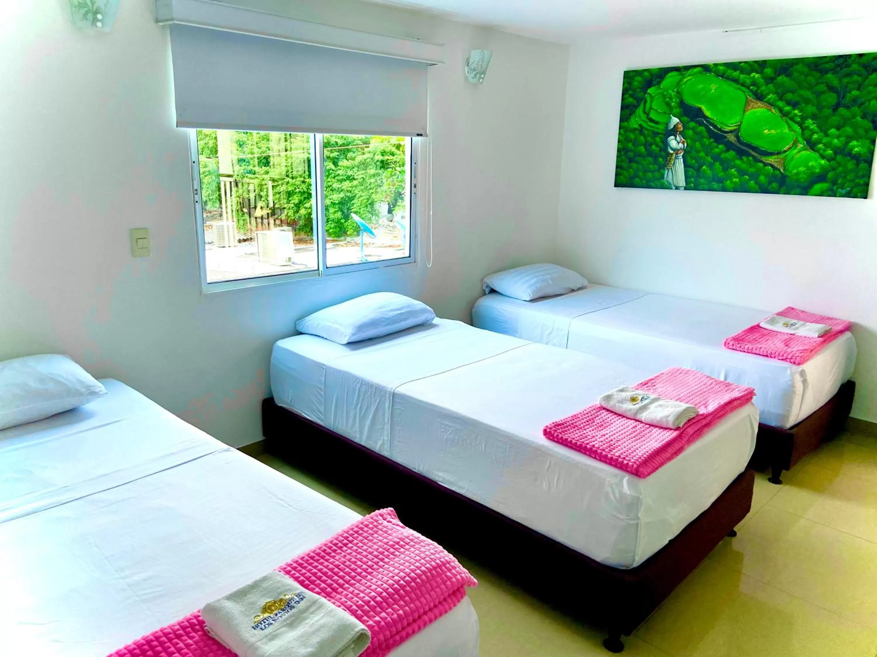 Text overlay, Bed in Hotel Parque de los Novios Inn