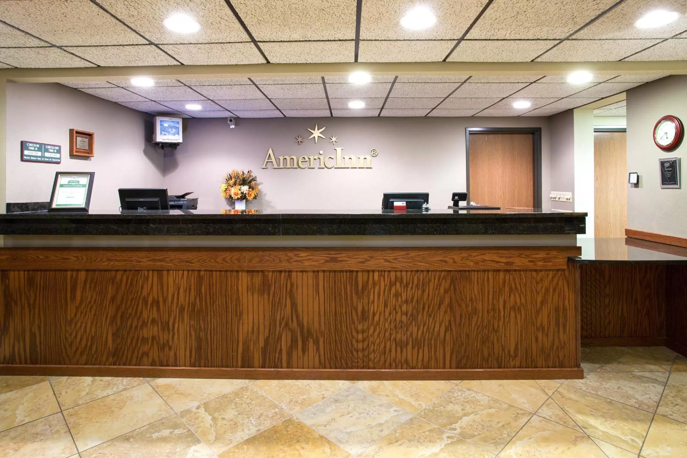 Lobby or reception in AmericInn by Wyndham New London