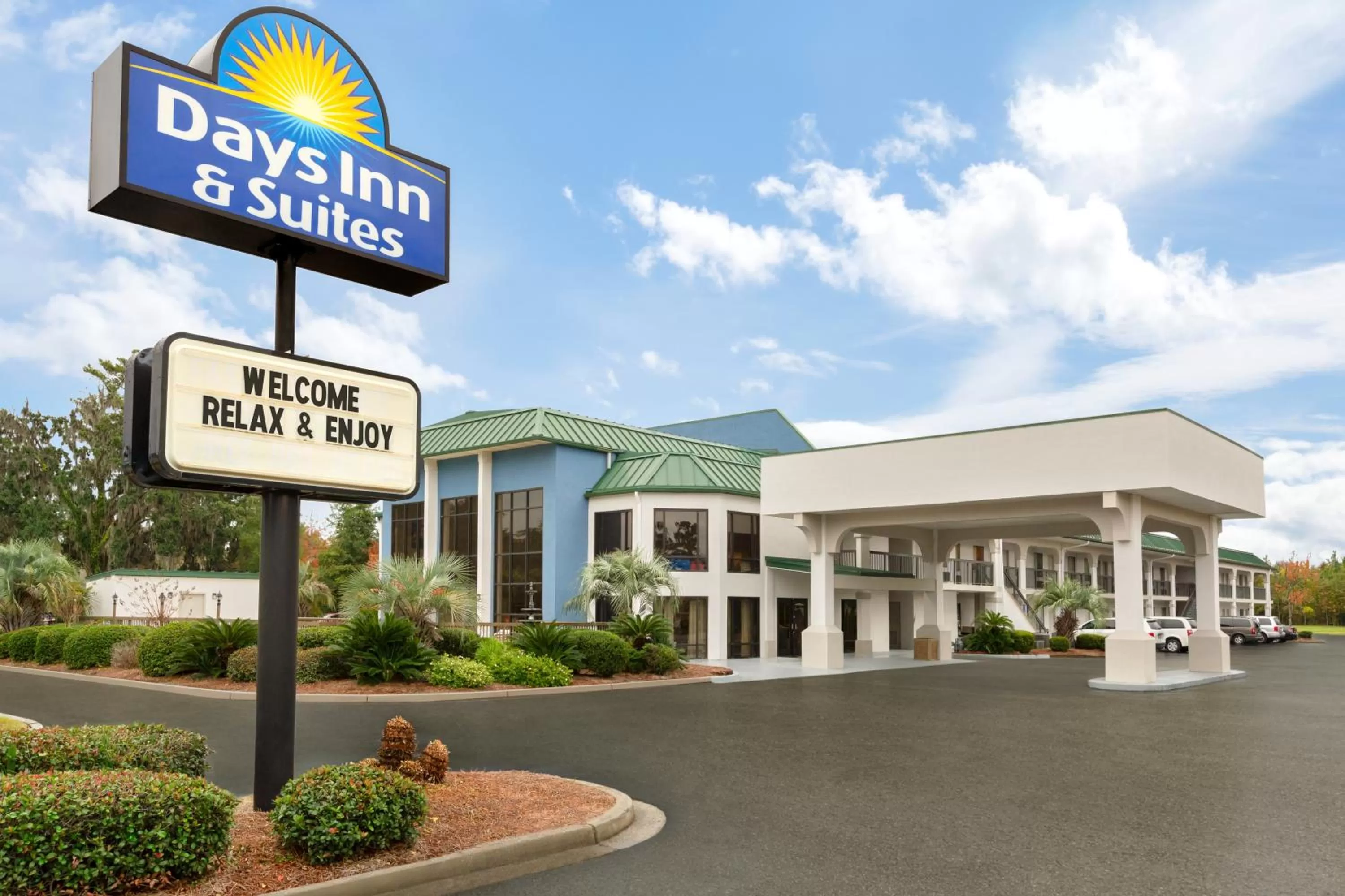 Days Inn & Suites by Wyndham Savannah Midtown