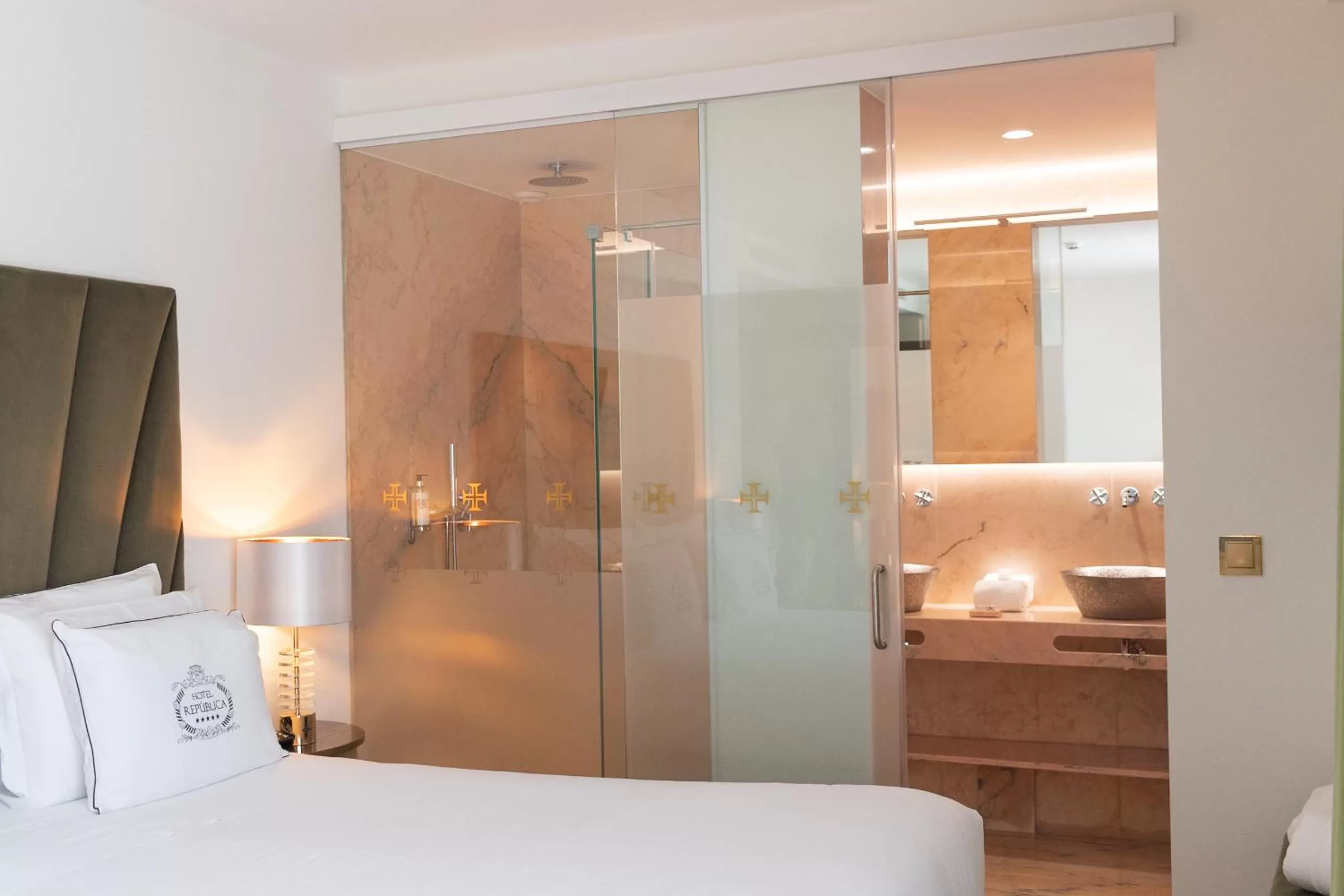 Bathroom, Bed in Hotel República Boutique Hotel