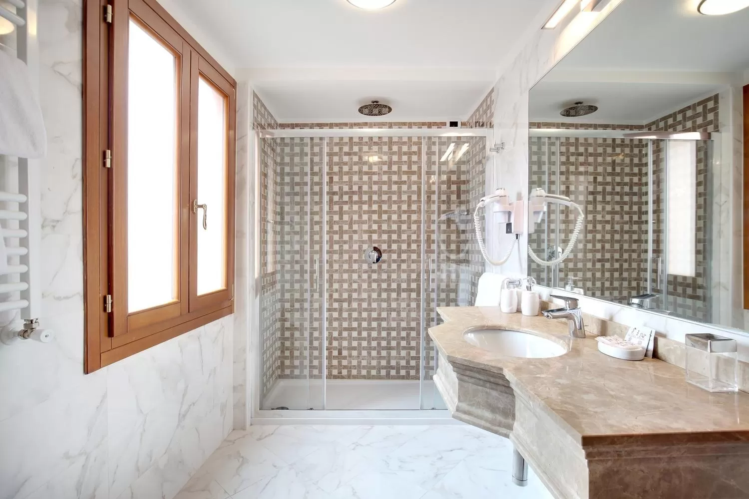 Shower in Hotel Casanova