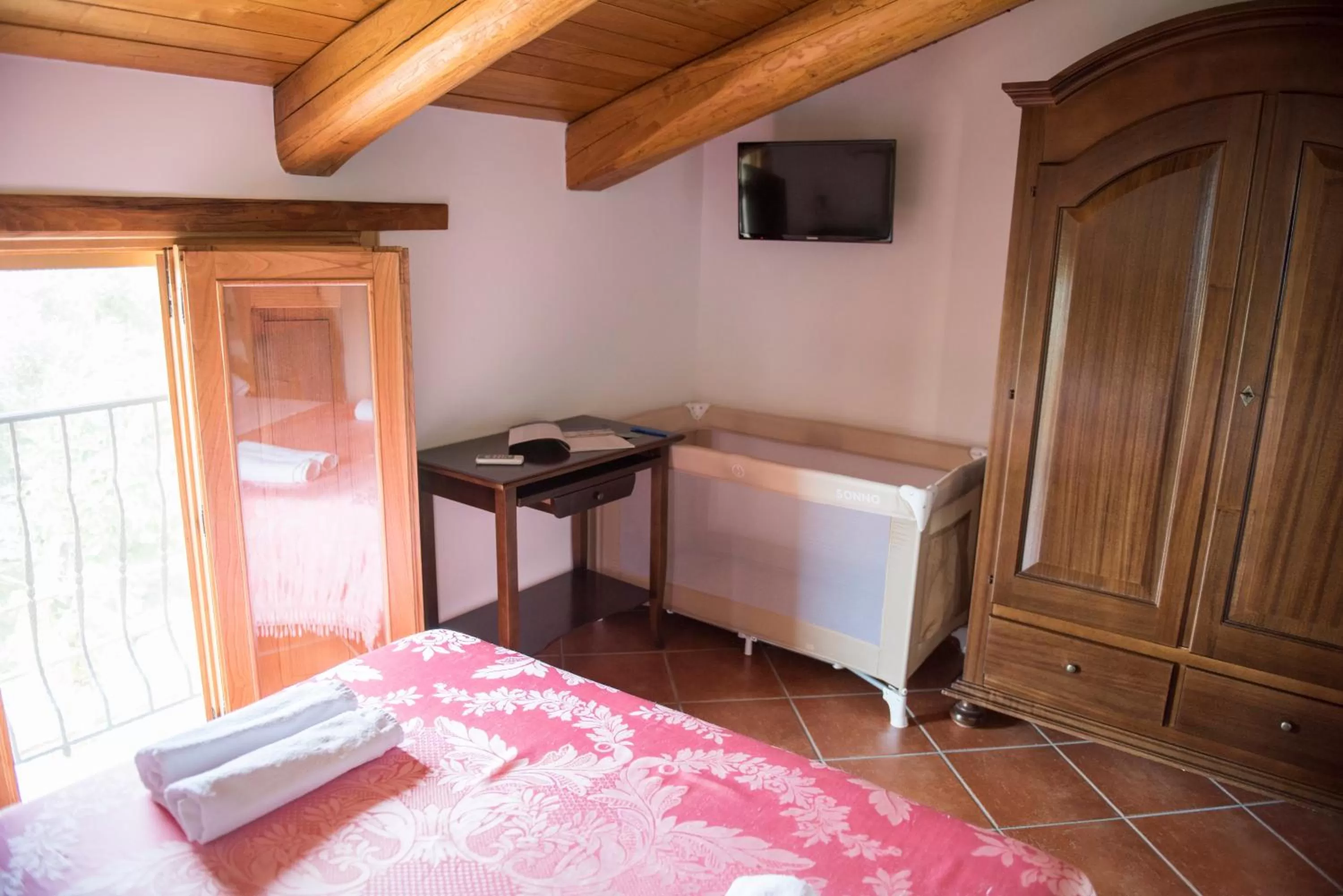 Photo of the whole room, TV/Entertainment Center in B&B Rifugio tra gli Ulivi