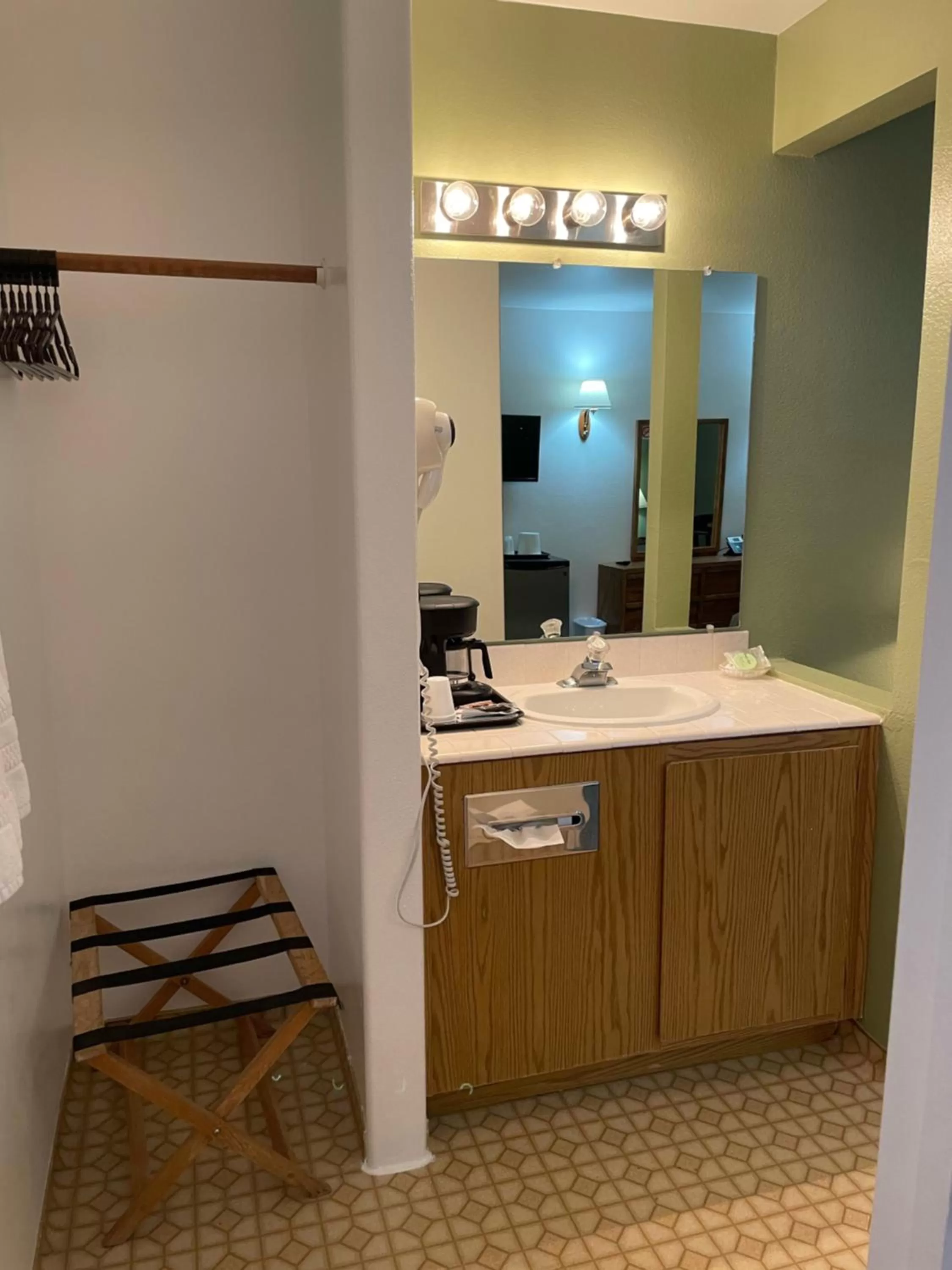 Bathroom in Murphey's Motel LLC