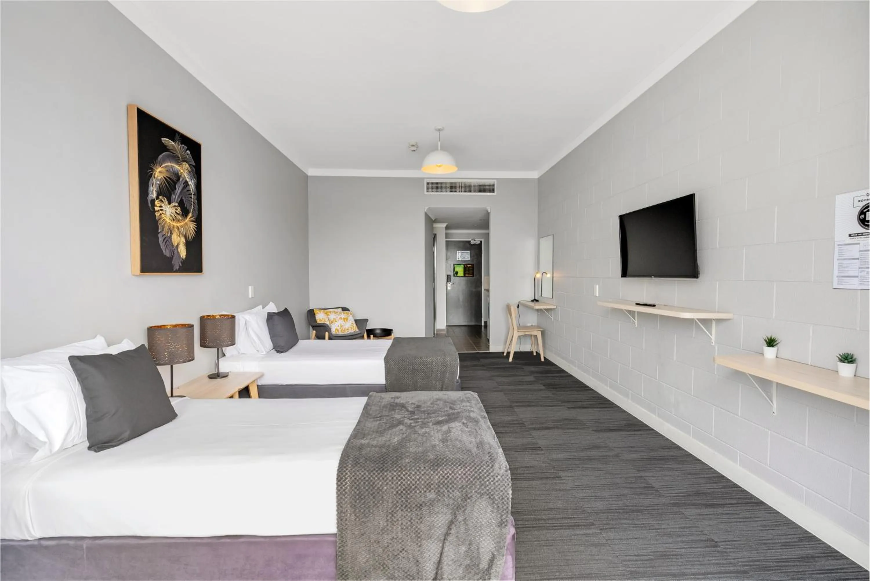 TV and multimedia, Bed in Gilligan's Hotel & Resort Cairns