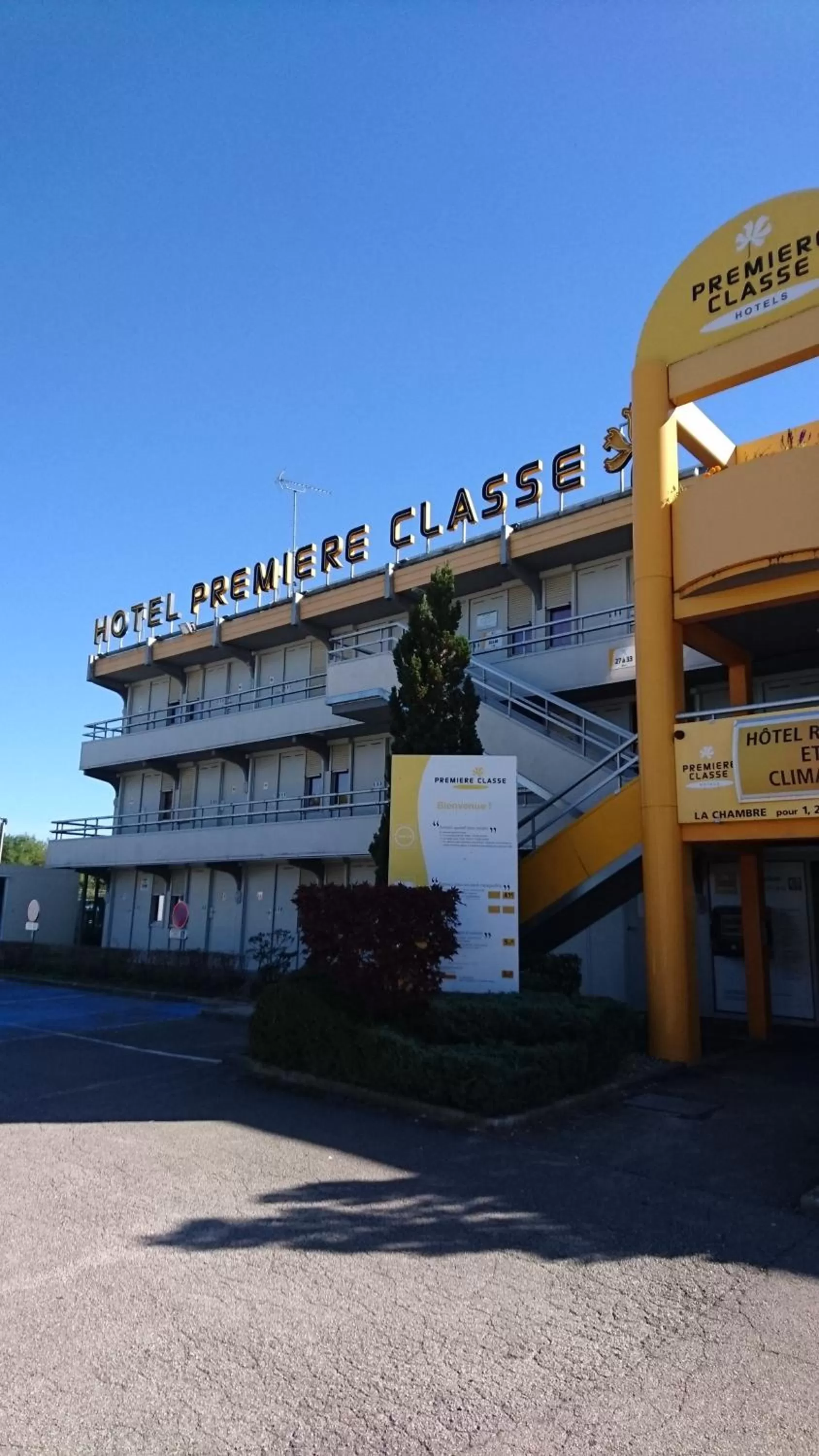 Facade/entrance in Premiere Classe Besancon Ecole Valentin
