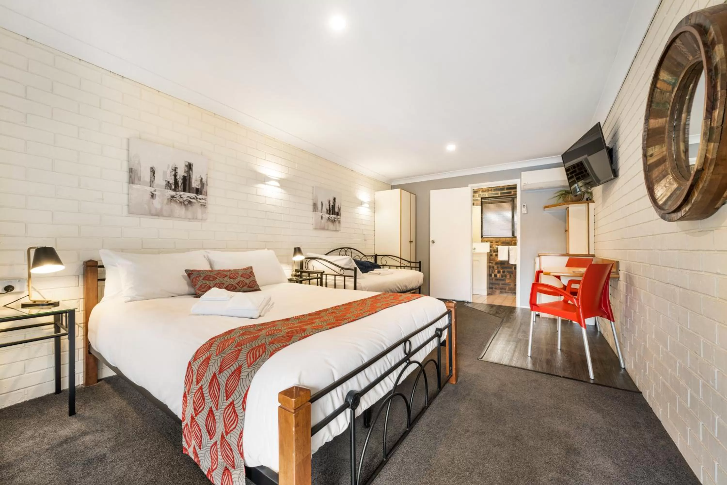 Photo of the whole room, Bed in Esk Wivenhoe Motor Inn