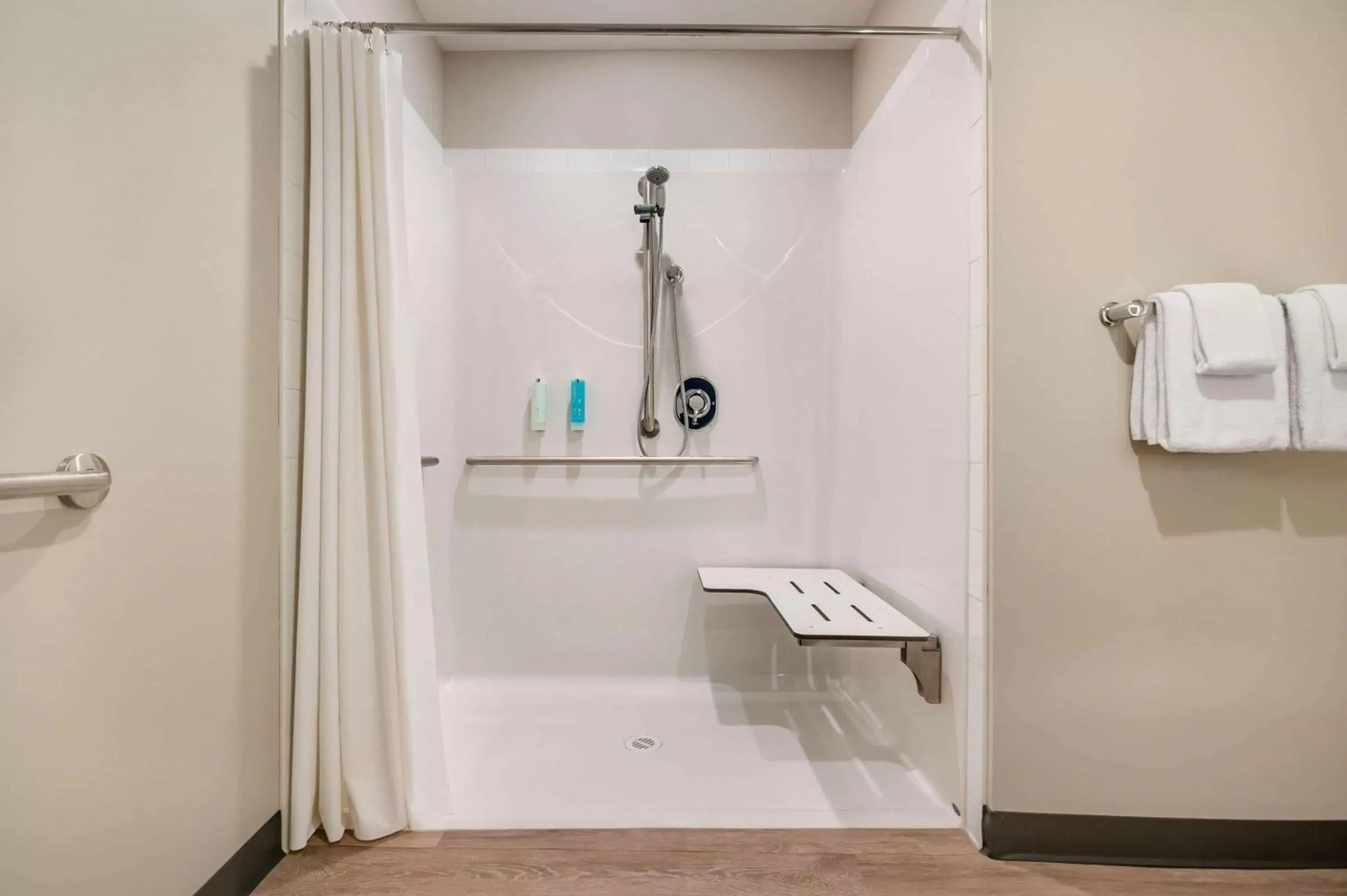 Queen Room - Mobility Access/Non-Smoking in Microtel Inn & Suites by Wyndham Kelowna Queen Room - Mobility Access/Non-Smoking in Microtel Inn & Suites by Wyndham Kelowna