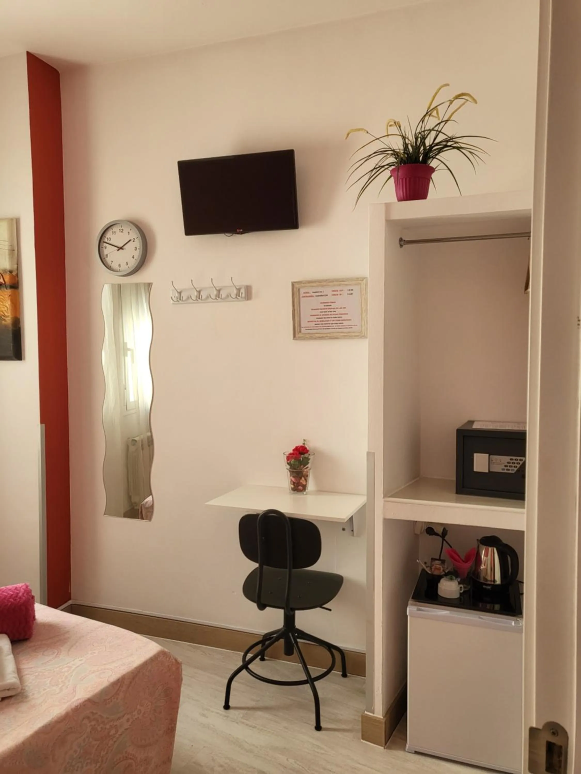 Seating area, Bed in Hostal Inn Madrid