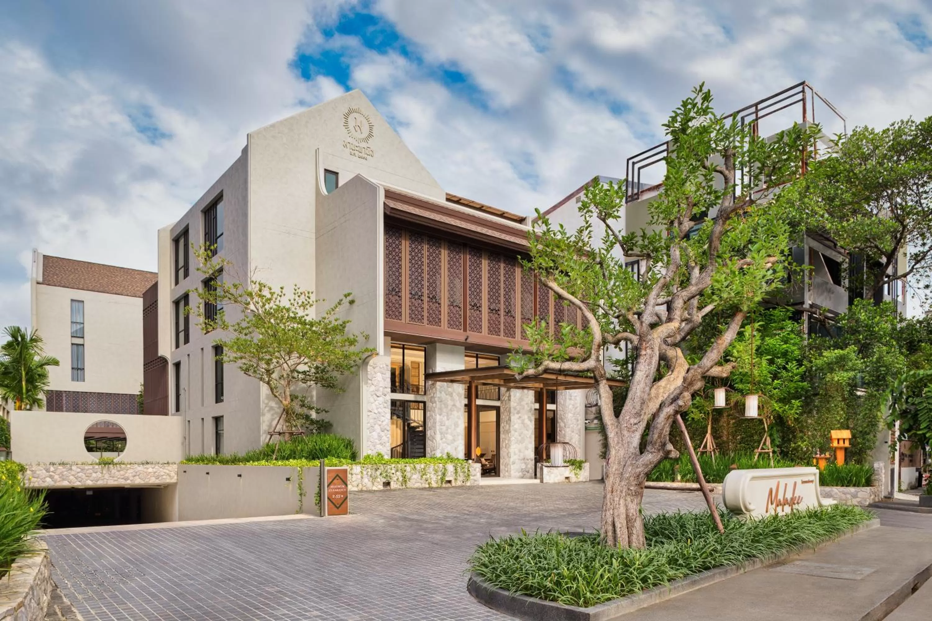 Property building in Maladee Rendezvous Hotel Chiang Mai