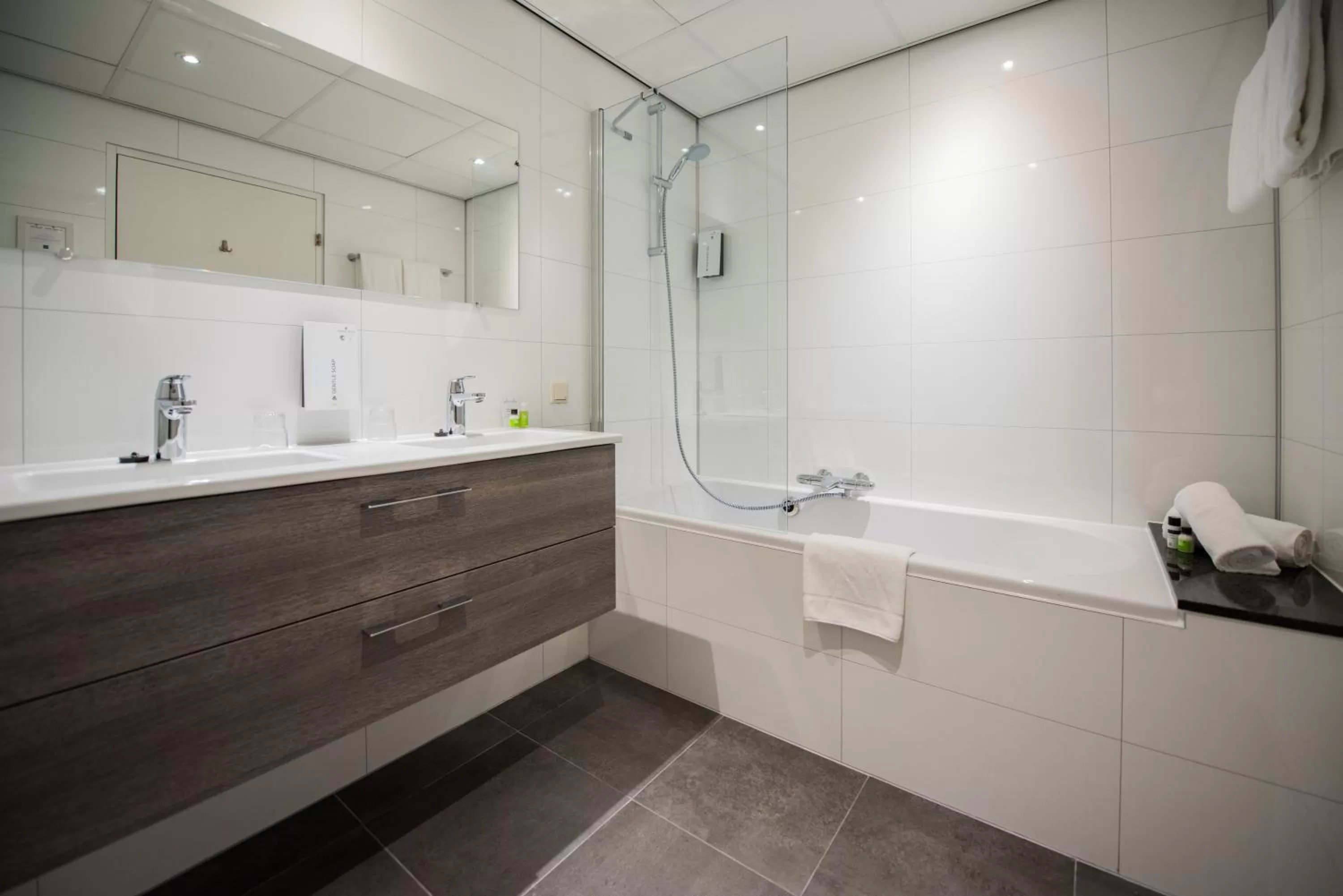 Bathroom in Tulip Inn Leiden Centre