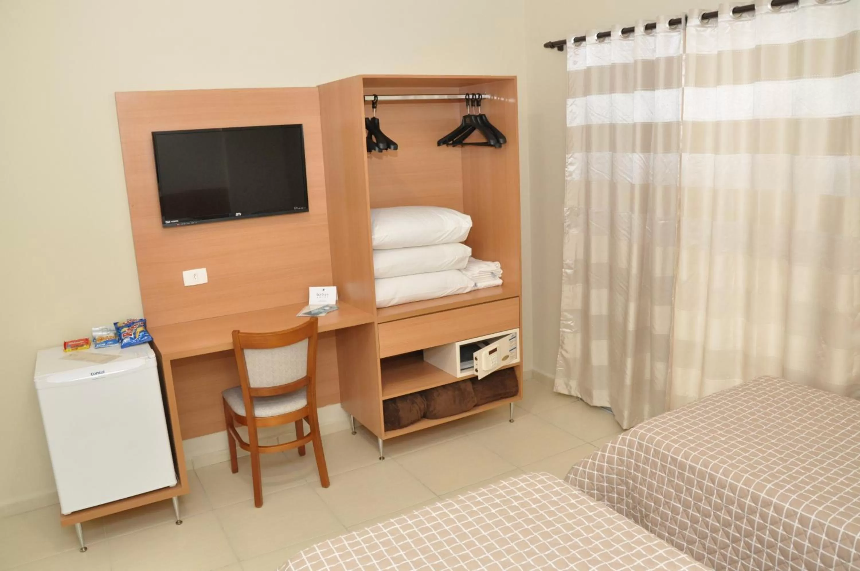 Communal lounge/ TV room, Bed in Lotus Hotel - à 6 km do Santuário de Aparecida-SP