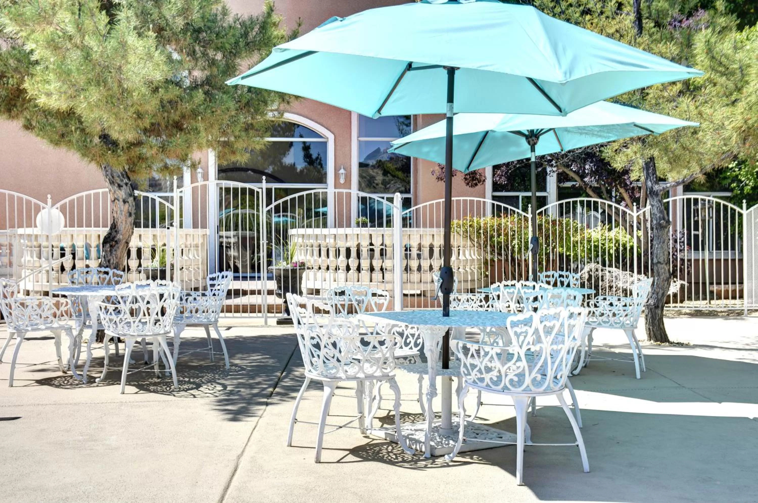 Patio in Forest Villas Hotel