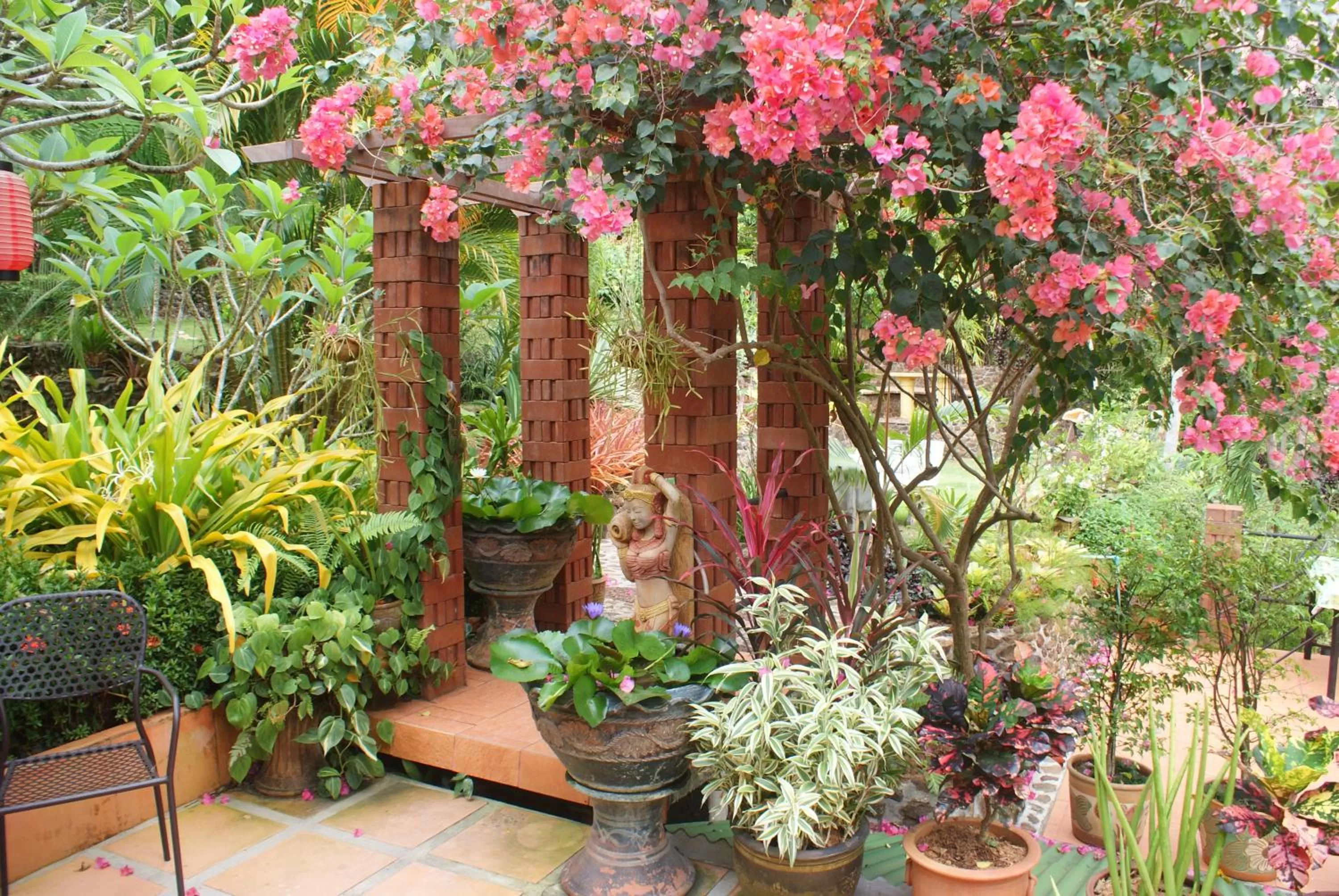 Patio in Rock Inn Bailan