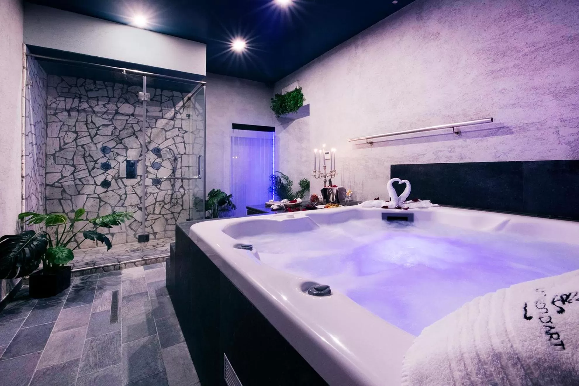 Hot Tub in Hotel 87 eighty-seven - Maison d'Art Collection