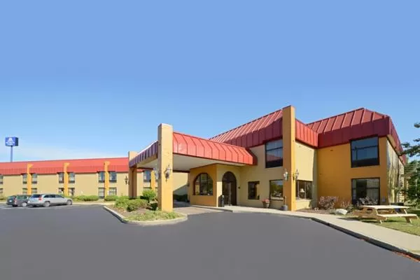Property Building in Days Inn & Suites by Wyndham Kalamazoo