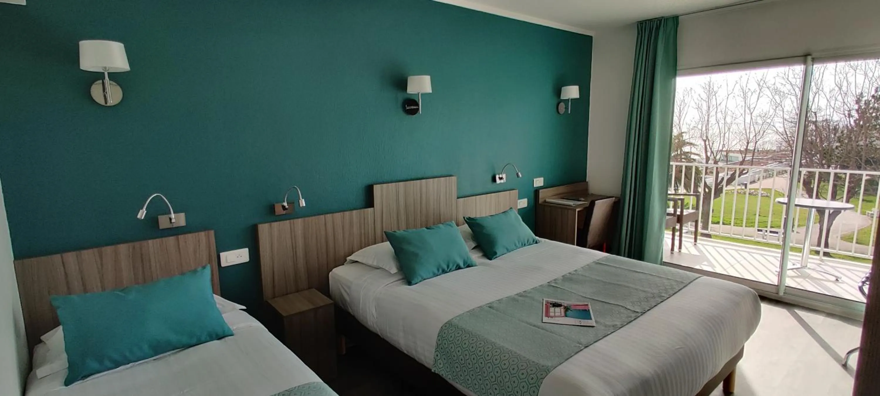 Property building, Bed in Logis Hôtel Les Bleuets