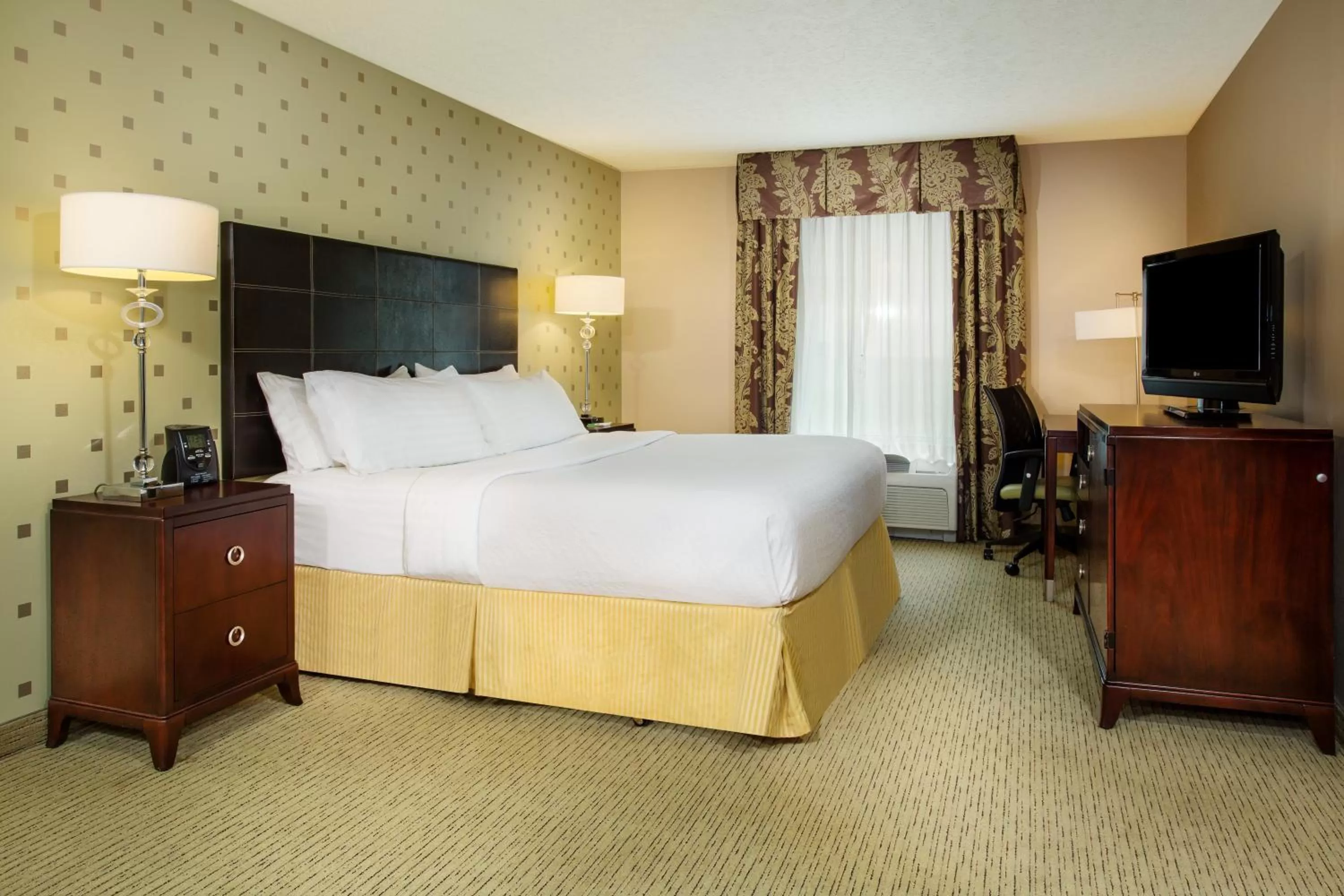Photo of the whole room, Bed in Holiday Inn Bloomington-University Area by IHG