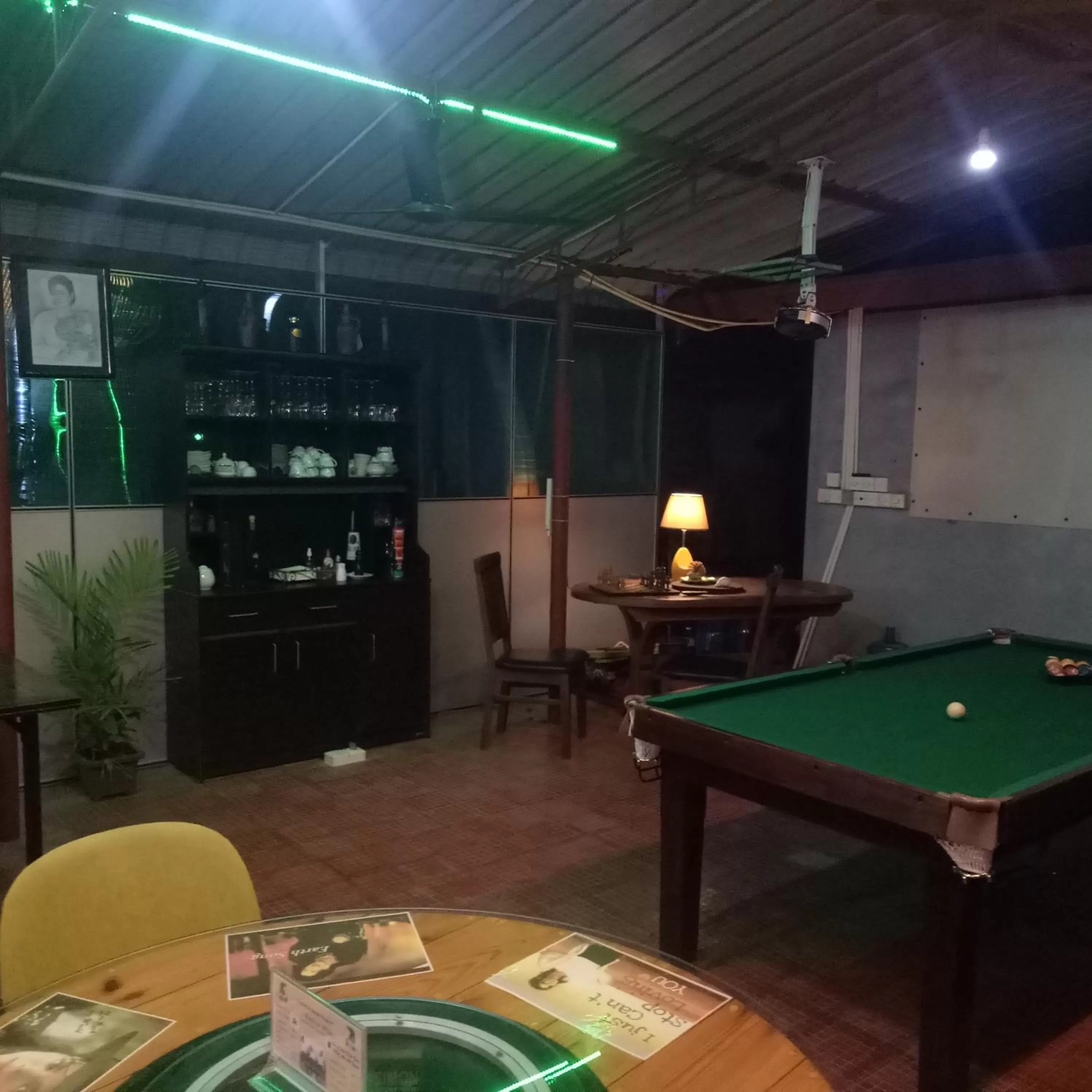 Restaurant/places to eat in Palms Villa