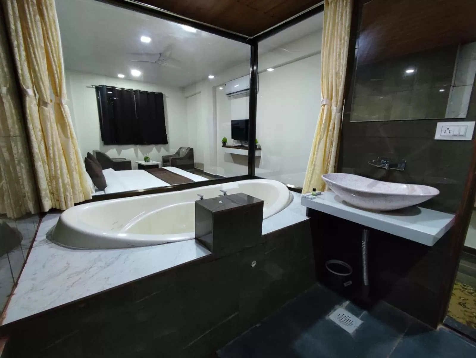 Bathroom, Bed in Hotel Jurkis, Kolhapur