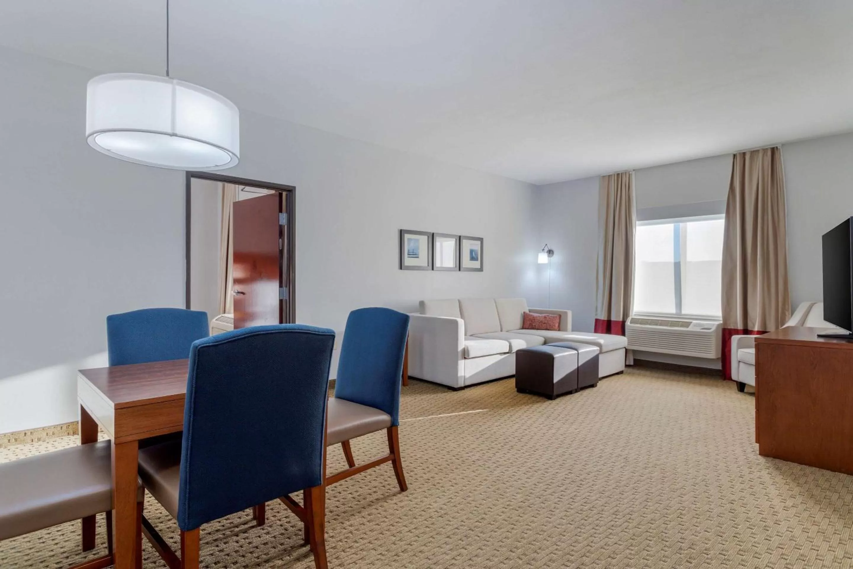 Living room, Bed in Comfort Suites La Porte - Baytown