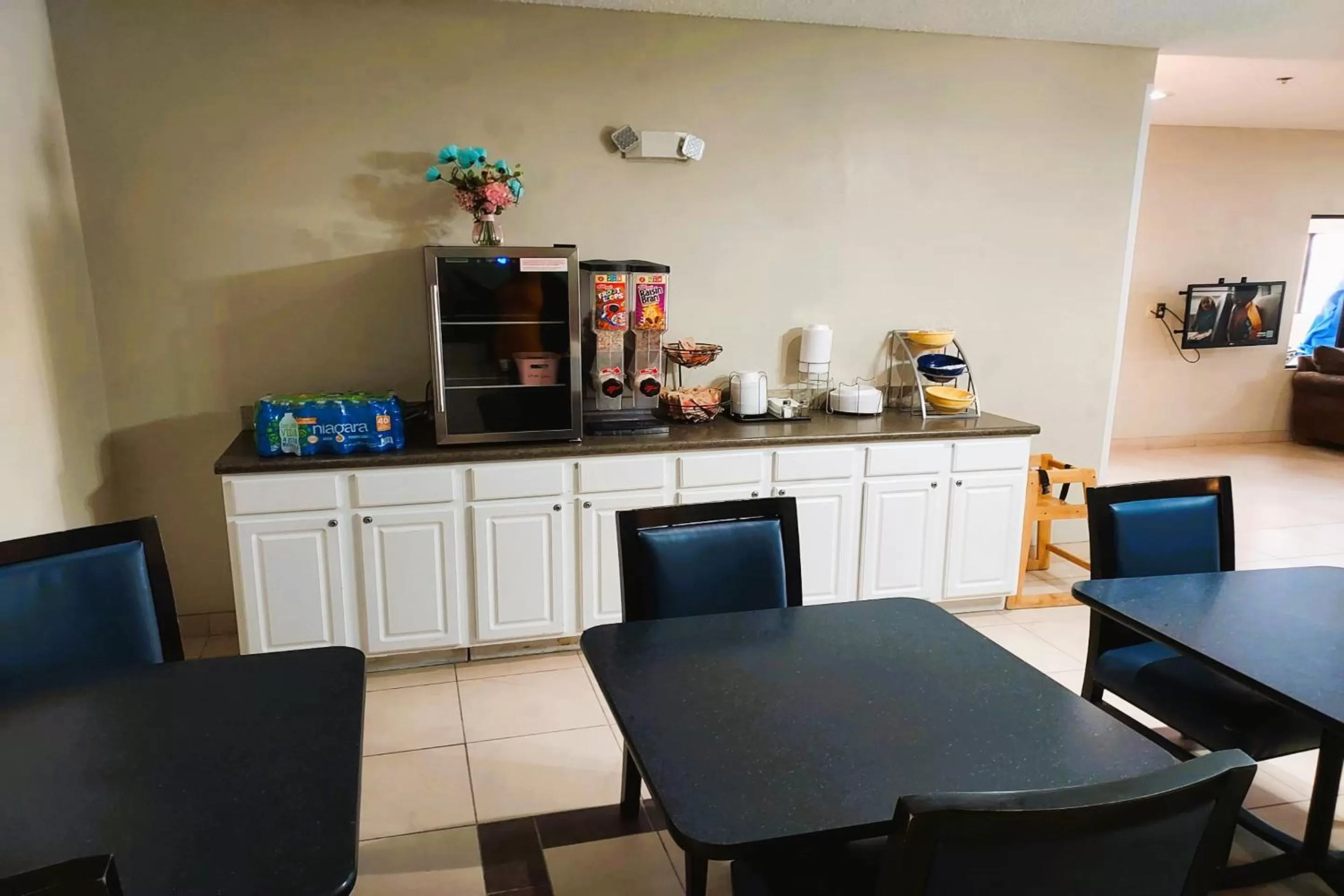 Breakfast, Restaurant/Places to Eat in McPherson Inn By OYO, I-135